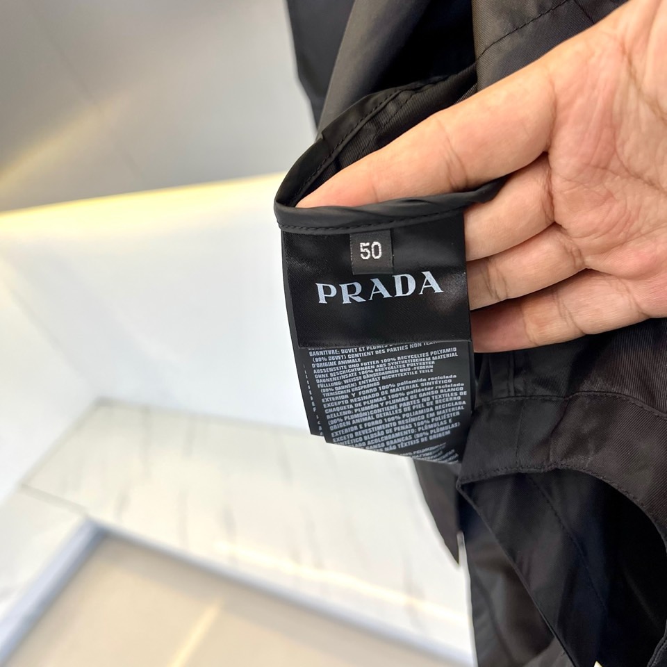 【早春现货抢先发售】
Prad普拉、2025春夏新品双面穿连帽夹克外套，胸前经典珐琅金属标设计，原版纤维