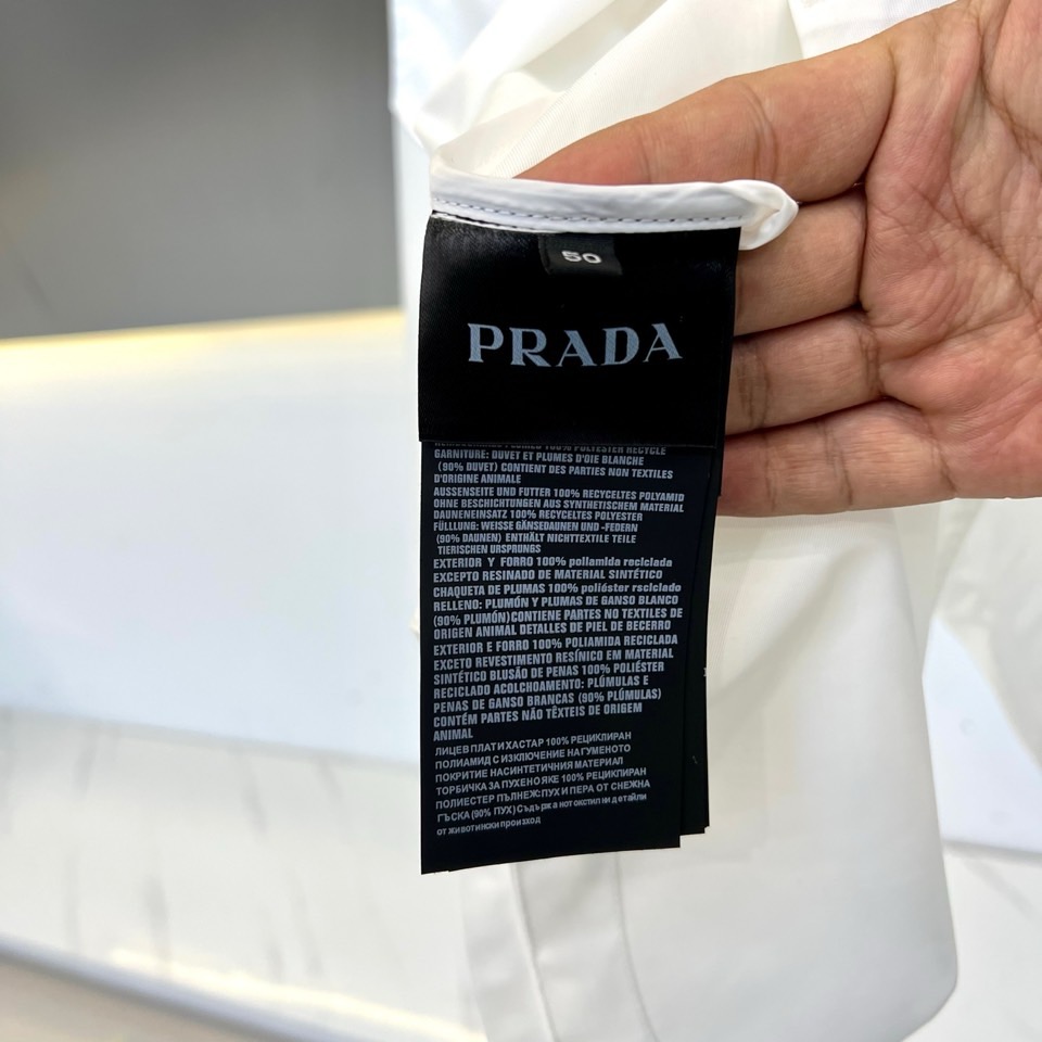 【早春现货抢先发售】
Prad普拉、2025春夏新品双面穿连帽夹克外套，胸前经典珐琅金属标设计，原版纤维