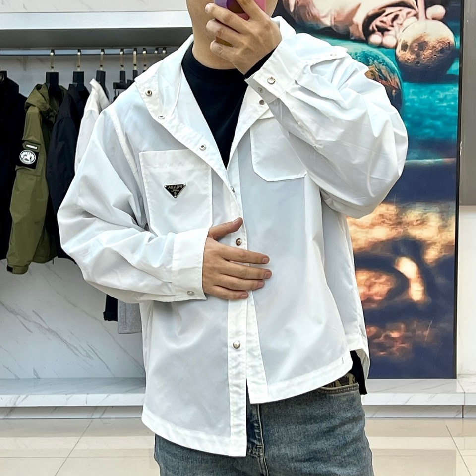 【早春现货抢先发售】
Prad普拉、2025春夏新品双面穿连帽夹克外套，胸前经典珐琅金属标设计，原版纤维