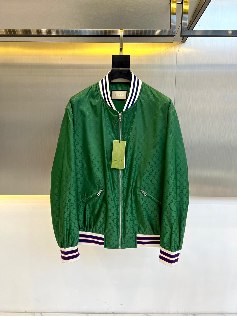 NO:423346,Gucc and 2025s new products are available for autumn and winter men's baseball uniform jackets, custom jacquard logo fabrics for counters, customized imported polyester fiber, smooth and soft, comfortable upper body, counter hardware, latest design elements, perfect combination of fashion and trend!  The fabric is light and breathable, and the body is worn with no greasy and clear fabric patterns. Heavy industry hardware technology highlights the brand's high-end performance!  !  The sleeve logo logo decoration, and the sleeve design make the whole piece look more high-end, fashionable and layered!  The details are impeccable, the brand element design concept reflects high quality. The feel is delicate and soft!  It is casually cut, with a great upper body style!  48-56 (model 173, 143 catties upper body 50 sizes), gucci, gucci, jackets & coats, jackets & coats, alexander wang19860909Gucc古驰、2025s新品发售秋冬男士棒球服夹克外套,专柜定制提花logo面料,定制进口聚酯纤维,手感爽滑柔软,上身舒适,专柜五金,最新设计元素,让您时尚与潮流完美结合！面料质感轻薄透气,贴身穿着不腻清晰的面料纹路,重工五金工艺,彰显品牌的高端性能！！袖子logo徽标装饰,袖子设计让整件更显高端时尚有层次感！细节无可挑剔,品牌元素设计理念,体现高品质.手感细腻柔软！呈现休闲裁剪,上身版型超赞！48-56（模特173,143斤上身50码）,,gucci,gucci,jackets & coats,jackets & coats,alexander wang,Men's clothing