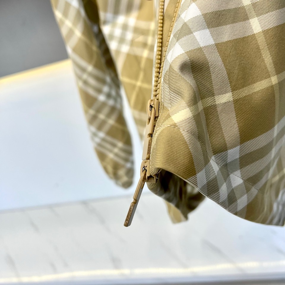  
Burberry 巴宝莉 2025专柜同款休闲宽松连帽格纹夹克外套，选用由梭织尼龙面料制成设计有可调