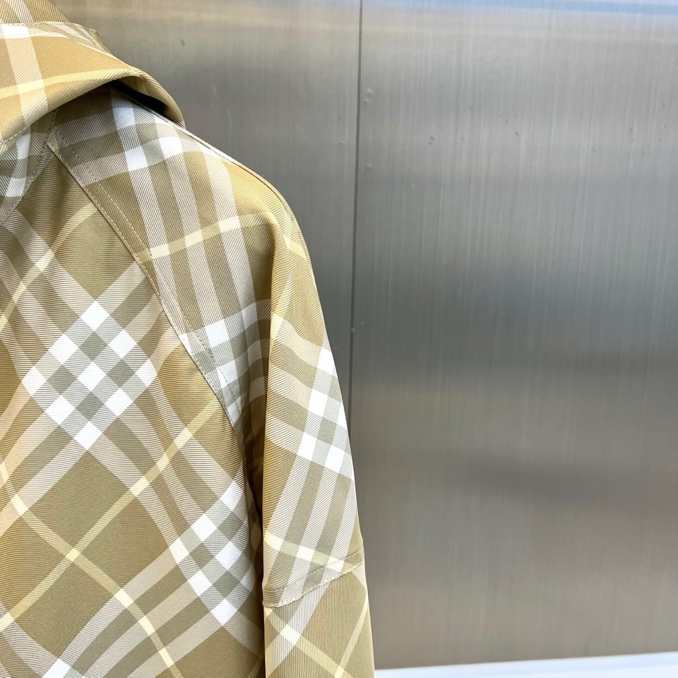  
Burberry 巴宝莉 2025专柜同款休闲宽松连帽格纹夹克外套，选用由梭织尼龙面料制成设计有可调