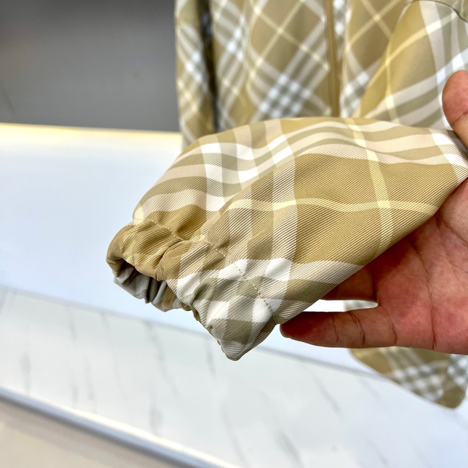  
Burberry 巴宝莉 2025专柜同款休闲宽松连帽格纹夹克外套，选用由梭织尼龙面料制成设计有可调