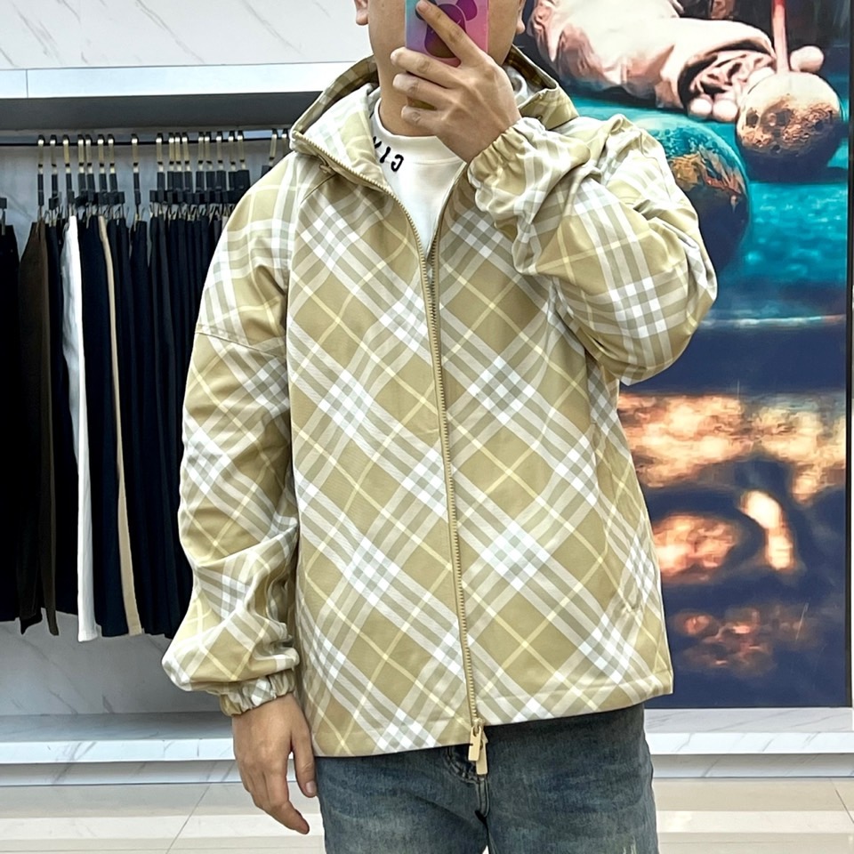  
Burberry 巴宝莉 2025专柜同款休闲宽松连帽格纹夹克外套，选用由梭织尼龙面料制成设计有可调