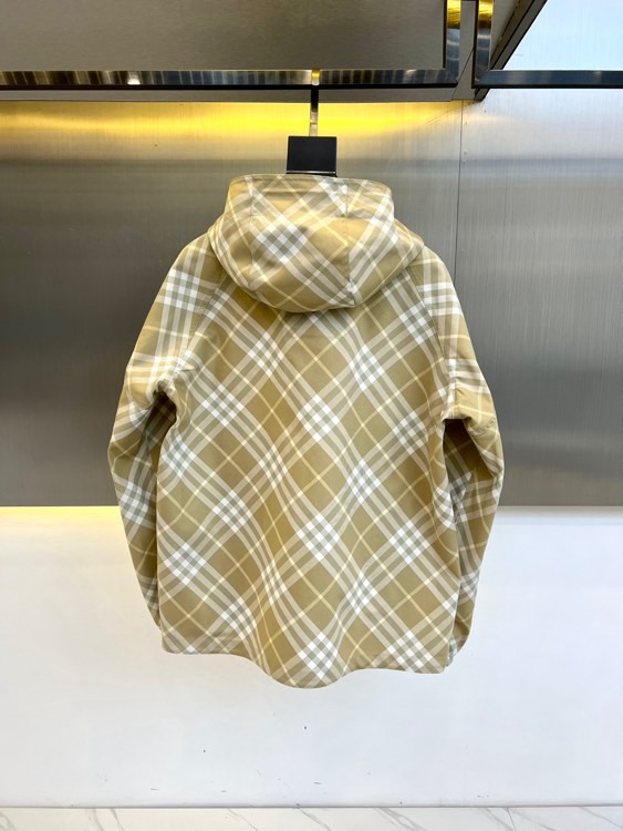  
Burberry 巴宝莉 2025专柜同款休闲宽松连帽格纹夹克外套，选用由梭织尼龙面料制成设计有可调