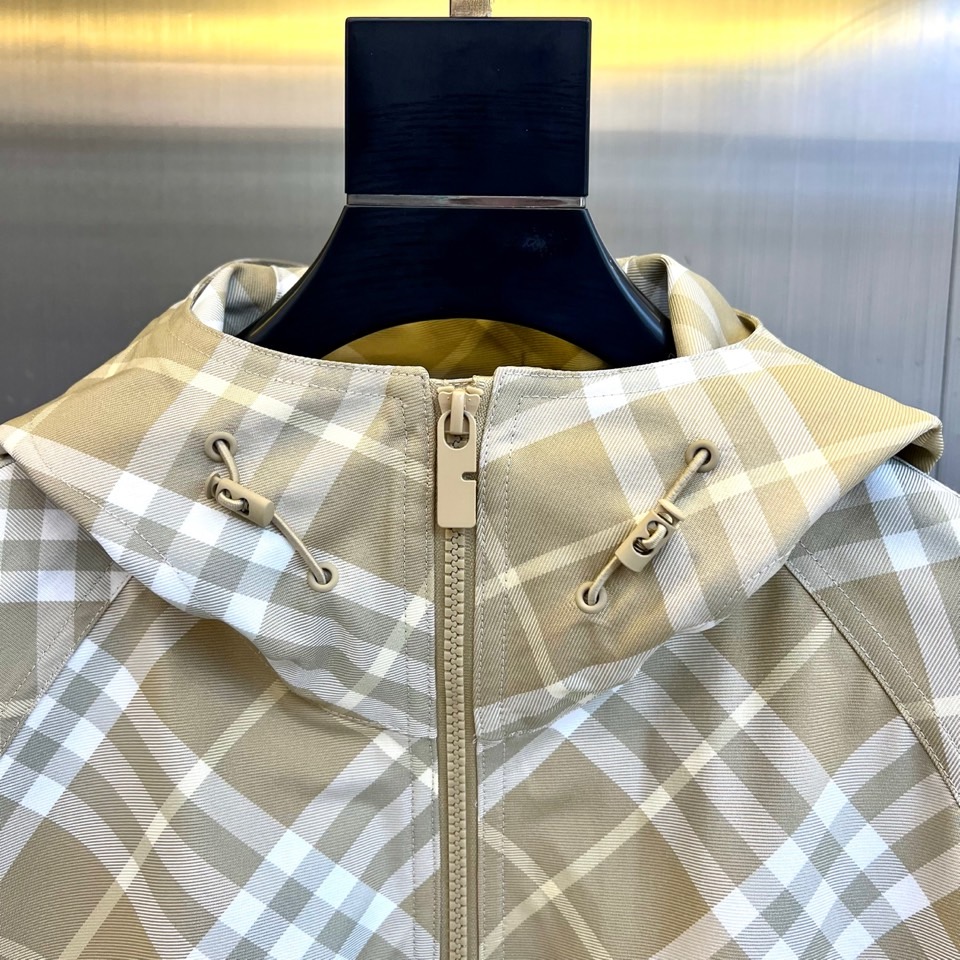  
Burberry 巴宝莉 2025专柜同款休闲宽松连帽格纹夹克外套，选用由梭织尼龙面料制成设计有可调