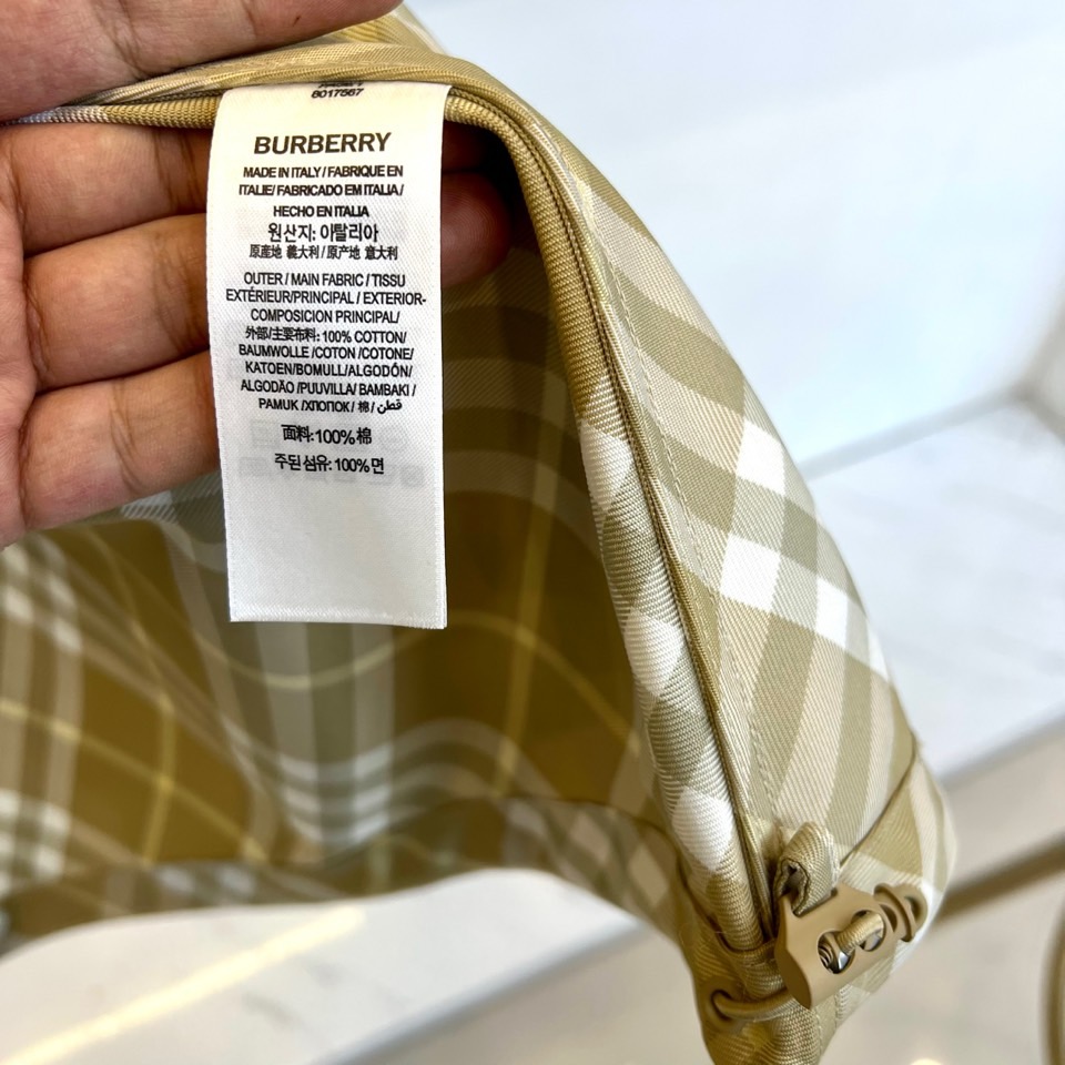  
Burberry 巴宝莉 2025专柜同款休闲宽松连帽格纹夹克外套，选用由梭织尼龙面料制成设计有可调