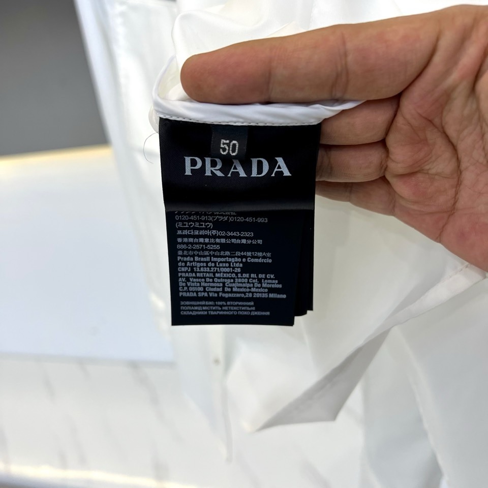 
Prad普拉、2025新款P家多口袋工装长袖休闲衬衫式夹克外套，采用百分百尼龙 75d全功能过胶风衣料