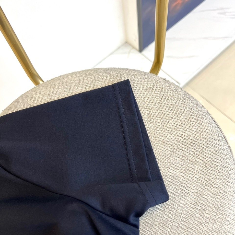 
Loro Piana-LP老钱风易穿搭系列2025春装新品，对于面料 与版型 细节有极高要求的选这款.
