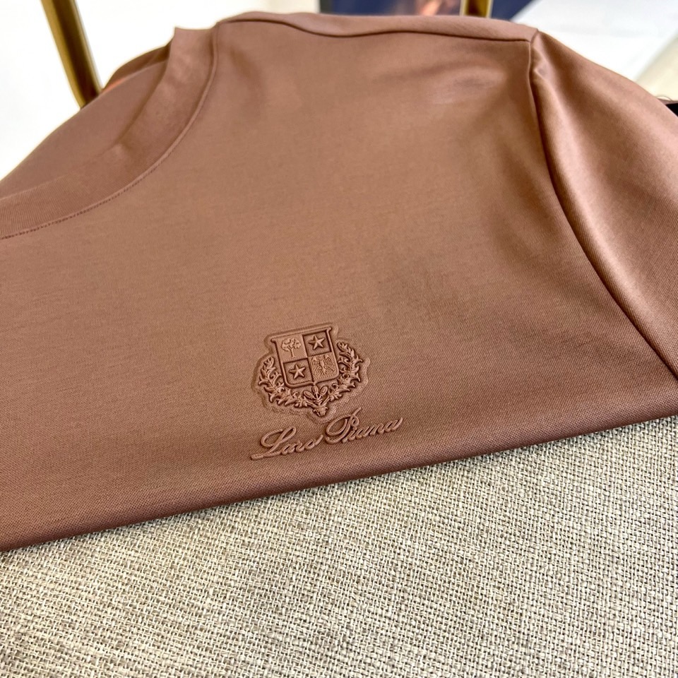 
Loro Piana-LP老钱风易穿搭系列2025春装新品，对于面料 与版型 细节有极高要求的这款.入