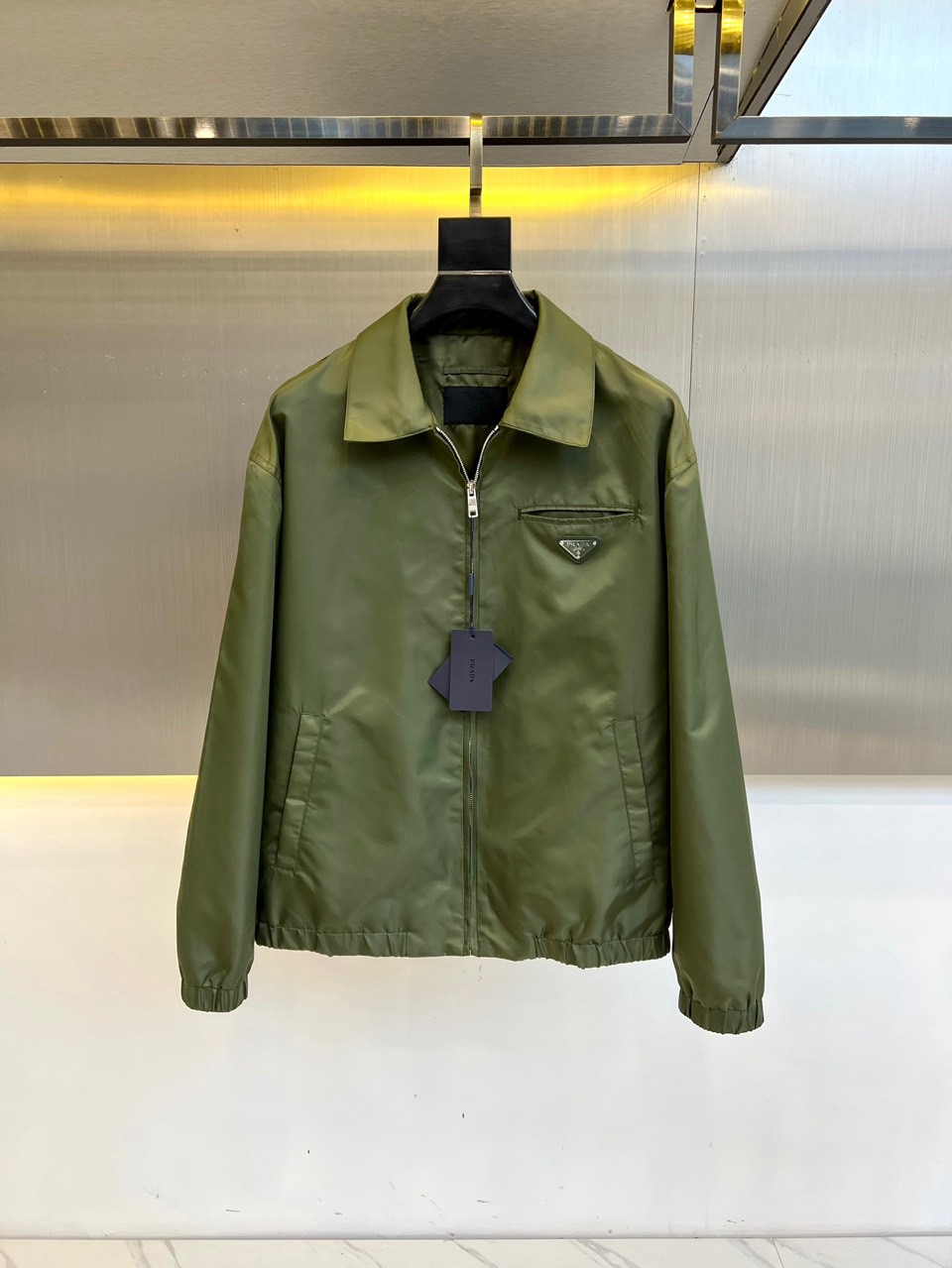 NO:509016,Prad and the official website will be released simultaneously, at 1,1500$, Pjia 2025 new product will be released for jackets and shirts!  This recycled nylon shirt is made of special recycled nylon yarn made from recycled marine plastic waste. The shirt collar and long sleeves with snap-button cuffs are designed to create a simple design, defining a modern style. The loose fit is accompanied by an enamel triangular metal logo on the front, and the brand is distinctive. The loose fit, classic lapel, a triangle patch logo on the chest, straight cut hem, snap-button cuffs!  Recycled nylon yarn surface made from marine plastic waste!  48-56 (model 173, 143 catties upper body 50 sizes), prada, prada, jackets & coats, jackets & coats, shirts, alexander wang19860909Prad普拉、官网同步发售,1,1500$,P家2025新品发售夹克衬衫外套！这款再生尼龙衬衫甄选回收海洋塑料废弃物所制的特殊再生尼龙纱线打造,衬衫领和配有按扣式袖口的长袖塑造简约设计,定义充满现代感的风格.宽松版型正面伴以涂珐琅三角形金属徽标,品牌格调鲜明.宽松版型,经典翻领,胸前口三角形贴布徽标,直裁下摆,按扣式袖口！回收海洋塑料废弃物所制再生尼龙纱线面！48-56（模特173,143斤上身50码）,,prada,prada,jackets & coats,jackets & coats,shirts,alexander wang,Men's clothing