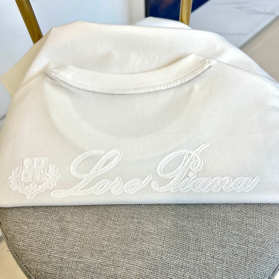 
Loro Piana诺悠翩雅、高端定制！25s背部印花logo图案短袖T恤 ，采用客供进口索罗纳面料，
