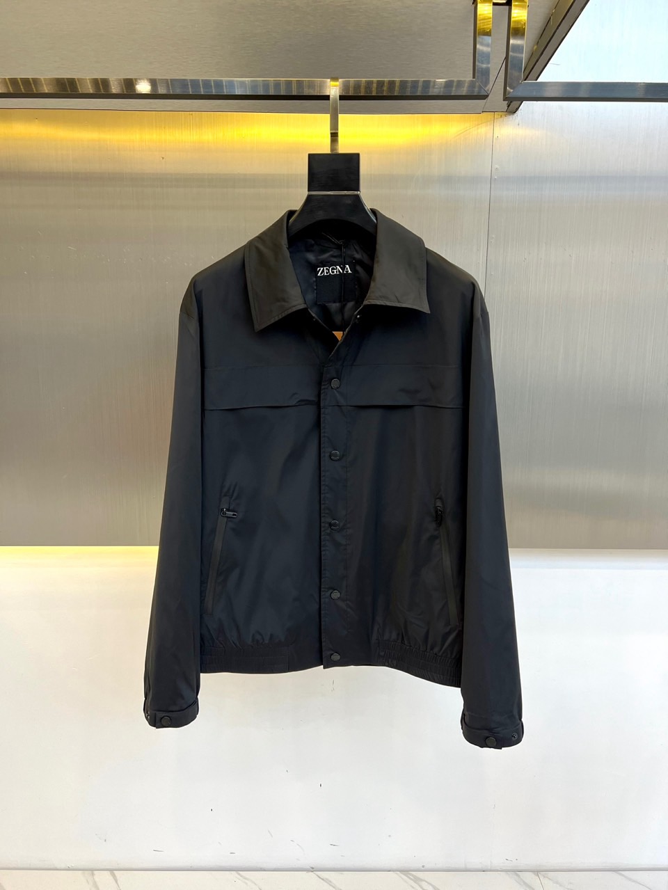 NO:526407,Zegna, 2025S spring and summer new jacket, men's classic business casual lapel jacket jacket!  Classic elements combine practical aestheticism, both formal and casual, minimalist, practical and functional coexist!  This jacket is made of imported lightweight fiber fabrics for customers, which not only adds layering and aesthetics, but also has a breathable effect. It is light and comfortable to wear. The perfect texture of the fabric supports the style of the jacket and shows off the clothes without showing any silence!  Simple embellishments are enough to exude a luxurious aura, which will last forever and will not be outdated even in another ten years!  The bright silver metal zipper opening and closing with the brand logo engraved on the fly, and the hardware is also customized by customers, so the quality is not picky!  Basic regular lapel jacket style cut, handsome and tasteful upper body, can easily deal with it in work and business occasions, and is the first choice for men who pursue versatile and minimalist coats. 48-56 (model 173, 143 catties upper body 50 sizes), zegna, jackets & coats, jackets & coats, alexander wang19860909Zegna杰尼亚、2025S春夏新款夹克,男士经典商务休闲翻领夹克外套！经典元素结合实用美学主义,亦正亦休闲,极简、实穿和功能性并存！这款夹克采用客供进口轻质纤维面料打造,既整添层次感和美观性,都能很好的发挥出透气功效,着身轻盈舒适感俱佳,面料完美的质感承托出夹克的款型,不露声色的彰显衣品！简单的点缀就足够散发高奢气场,经久弥新、即便是再过十年都不会过时！门襟刻有品牌Logo的亮银色金属拉链开合,五金同样也来自客供定制,品相无法挑剔！基础常规的翻领夹克版型剪裁,上身帅气有品位,无论上班通勤或是商务场合都能轻松应对,是追求百搭且极简外套男士的首选.48-56（模特173,143斤上身50码）,,zegna,jackets & coats,jackets & coats,alexander wang,Men's clothing