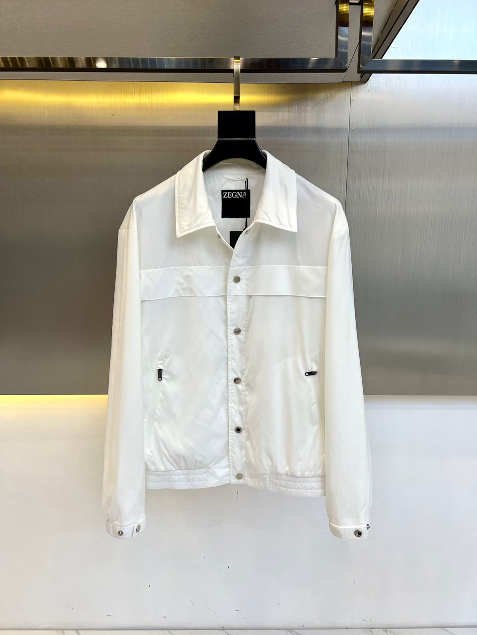 NO:423338,Zegna, 2025S spring and summer new jacket, men's classic business casual lapel jacket jacket!  Classic elements combine practical aestheticism, both formal and casual, minimalist, practical and functional coexist!  This jacket is made of imported lightweight fiber fabrics for customers, which not only adds layering and aesthetics, but also has a breathable effect. It is light and comfortable to wear. The perfect texture of the fabric supports the style of the jacket and shows off the clothes without showing any silence!  Simple embellishments are enough to exude a luxurious aura, which will last forever and will not be outdated even in another ten years!  The bright silver metal zipper opening and closing with the brand logo engraved on the fly, and the hardware is also customized by customers, so the quality is not picky!  Basic regular lapel jacket style cut, handsome and tasteful upper body, can easily deal with it in work and business occasions, and is the first choice for men who pursue versatile and minimalist coats. 48-56 (model 173, 143 catties upper body 50 sizes), zegna, jackets & coats, jackets & coats, alexander wang19860909Zegna杰尼亚、2025S春夏新款夹克,男士经典商务休闲翻领夹克外套！经典元素结合实用美学主义,亦正亦休闲,极简、实穿和功能性并存！这款夹克采用客供进口轻质纤维面料打造,既整添层次感和美观性,都能很好的发挥出透气功效,着身轻盈舒适感俱佳,面料完美的质感承托出夹克的款型,不露声色的彰显衣品！简单的点缀就足够散发高奢气场,经久弥新、即便是再过十年都不会过时！门襟刻有品牌Logo的亮银色金属拉链开合,五金同样也来自客供定制,品相无法挑剔！基础常规的翻领夹克版型剪裁,上身帅气有品位,无论上班通勤或是商务场合都能轻松应对,是追求百搭且极简外套男士的首选.48-56（模特173,143斤上身50码）,,zegna,jackets & coats,jackets & coats,alexander wang,Men's clothing