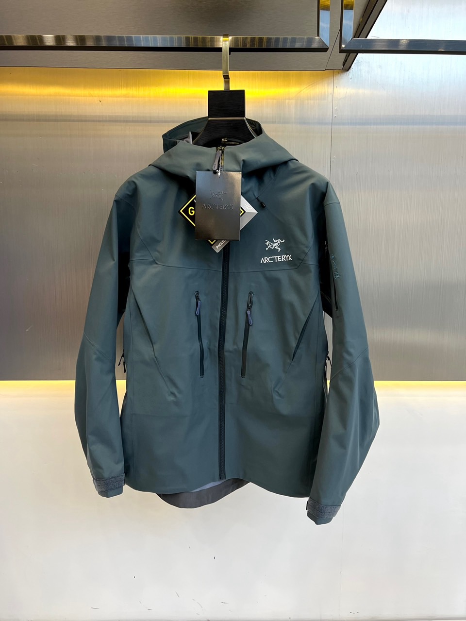 NO:116179,Top SV6 generation [with rescue reflector] New color combination black and white Archaeoptera bird Alph*SV new color hard shell embroidered jacket Archaeoptera bird Alpha SV6's new orca color matching this year is so beautiful! If you look at it too much black gold, you can choose this killer n business and casual outdoor essential jacket jacket, the outer layer is GORE-TXE fabric, deep waterproof!  n Super windproof and waterproof ~ 5000  transparent 10000n outdoor warming performance is more stable!  The whole body seamless glue pressing process, the process order is very rigorous!  Each piece of hand-made work is positioned one by one, pressed on the machine, ironed on the machine, pressed on the machine again, and then re-pressed on the machine, and finally carried out high-temperature ironed on the appearance. Whether it is comfortable to wear or the layout effect, the top-level style design is simple, and a lot of effort has been put into craft fabrics~ The cuff design uses Velcro closed design original YKK zippers, and all pockets are closed. All carry items are stored safely. We must promote it with all our strength!  S-2XL (model 173, 143 catties upper body M size), loro pianaarc'teryx, jackets & coats, alexander wang19860909顶级SV6代【自带救援反射器】新配色黑白始祖鸟Alph*SV新色硬壳刺绣冲锋衣始祖鸟 Alpha SV6今年新出的虎鲸配色真心太好看了!如果看多了黑金,可以选择这款虎鲸n商务休闲户外必备冲锋衣外套,外层采用GORE-TXE面料,深层防水！n超强防风防水～防水5000  透10000n户外野外保暖性能更稳定！全身无缝压胶工艺,工艺次序的非常严谨！手工每件逐一定位,上机压合,大烫平整,再次上机复压,最后再进行高温大烫修型外观,无论是穿着舒适 还是版型效果 都是顶级款式设计简约,在工艺面料上下了大功夫~袖口设计采用魔术贴闭合设计原厂YKK拉链,口袋全部采用拉链闭合,携带物品安全存放,必须全力主推！S-2XL（模特173,143斤上身M码）,,loro pianaarc'teryx,jackets & coats,alexander wang,Men's clothing