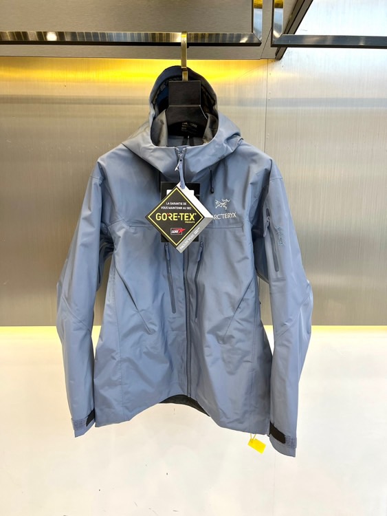 NO:116182,Top SV6 generation [with rescue reflector] New color combination black and white Archaeoptera bird Alph*SV new color hard shell embroidered jacket Archaeoptera bird Alpha SV6 new color new orca whale color scheme this year is really beautiful! If you look at too much black gold, you can choose this killer whale. A must-have jacket for business and casual outdoors. The outer layer is made of GORE-TXE fabric and deep waterproof!  Super windproof and waterproof ~ 5000  permeable 10000, outdoor warmth performance is more stable!  The whole body seamless glue pressing process, the process order is very rigorous!  Each piece of hand-made work is positioned one by one, pressed on the machine, ironed on the machine, pressed on the machine again, and then re-pressed on the machine, and finally carried out high-temperature ironed on the appearance. Whether it is comfortable to wear or the layout effect, the top-level style design is simple, and a lot of effort has been put into craft fabrics~ The cuff design uses Velcro closed design original YKK zippers, and all pockets are closed. All carry items are stored safely. We must promote it with all our strength!  S-2XL (model 173, 143 catties upper body M size), loro pianaarc'teryx, jackets & coats, alexander wang19860909顶级SV6代【自带救援反射器】新配色黑白始祖鸟Alph*SV新色硬壳刺绣冲锋衣始祖鸟 Alpha SV6今年新出的虎鲸配色真心太好看了!如果看多了黑金,可以选择这款虎鲸 商务休闲户外必备冲锋衣外套,外层采用GORE-TXE面料,深层防水！ 超强防风防水～防水5000  透10000 户外野外保暖性能更稳定！全身无缝压胶工艺,工艺次序的非常严谨！手工每件逐一定位,上机压合,大烫平整,再次上机复压,最后再进行高温大烫修型外观,无论是穿着舒适 还是版型效果 都是顶级款式设计简约,在工艺面料上下了大功夫~袖口设计采用魔术贴闭合设计原厂YKK拉链,口袋全部采用拉链闭合,携带物品安全存放,必须全力主推！ S-2XL（模特173,143斤上身M码）,,loro pianaarc'teryx,jackets & coats,alexander wang,Men's clothing