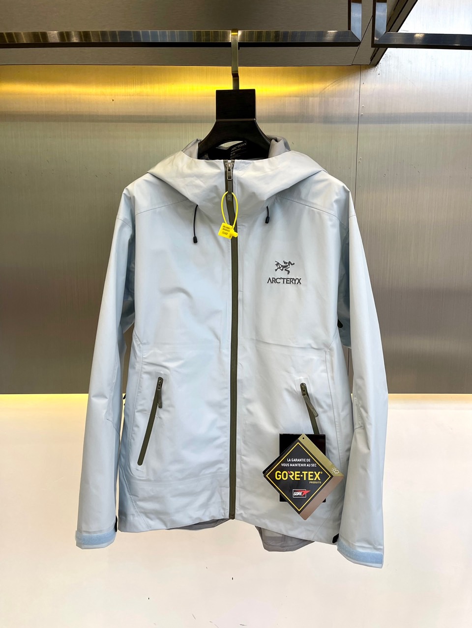 NO:116185,Arcteryx [Top version, random comparison, not Putian product] ARC'TERYX/Archaew beta LT series jacket The same classic hard shell outdoor warmth, windproof and water-splashing. Professional-grade outdoor hooded jacket jacket. Polar waterproof jacket!  Suitable for all kinds of environments, cities, outdoors, camping, mountain sports, and technology fabrics, taking into account outdoor activities and urban commuting, this year's super hot product, the three-dimensional cut style is also particularly good!  GORE-TEX three-layered adhesive fabric has long-lasting waterproof and windproof functions. It can prevent penetration even when it rains heavily. It has excellent waterproof effect~ WaterTight adhesive waterproof zipper This zipper can block the wind and rain and effectively prevent wind and rain from invading. All the inner joints are pressed. The adhesive is flat and reinforced to prevent glue opening. Small waterproof and windproof zipper, WaterTight adhesive waterproof zipper, the zipper is close to the close and windproof, the collar is thoughtful and soft, and it is more comfortable to fit the body. The inner part of the two-way zipper is reinforced, effectively preventing tear, strong durability, heavy product!  Arcteryx/Archaew Beta lt hard shell jacket Size: S-XXL (model 173, 143 catties upper body M size) The same style for men and women!  ,arc'teryx,jackets & coats,jackets & coats,hats,alexander wang19860909Arcteryx ［顶级版,随意对比,不是莆田货］ARC‘TERYX/始祖鸟 beta LT系列冲锋衣 官网同款经典硬壳户外保暖防风防泼水 .专业级户外连帽冲锋衣夹克外套.极地防水冲锋衣！ 适用于各种环境,城市,户外,露营 山地 运动都OK,科技面料 兼顾户外活动和城市通勤,今年的超级爆款,立体的裁剪版型也特别的好！GORE-TEX 三层压胶面料,具有持久防水 防风的功能性 即使大雨也能防止渗透 防水效果极佳~WaterTight压胶防水拉链 这款拉链可遮挡风雨有效的防止风雨侵入,内里接缝处全部进行压胶处理,压胶平整传教出进行加固处理,防止开胶,哟小的防水防风,WaterTight压胶防水拉链,拉链的密合性有效的防水防风,领口贴心的绒布内衬 亲肤柔软 贴身更舒适,双向拉链内里进行加固处理,有效防撕裂 耐用性强,重磅单品！ Arcteryx/始祖鸟Beta lt硬壳冲锋衣 码数:S-XXL（模特173,143斤上身M码）男女同款！,arc'teryx,jackets & coats,jackets & coats,hats,alexander wang,Men's clothing