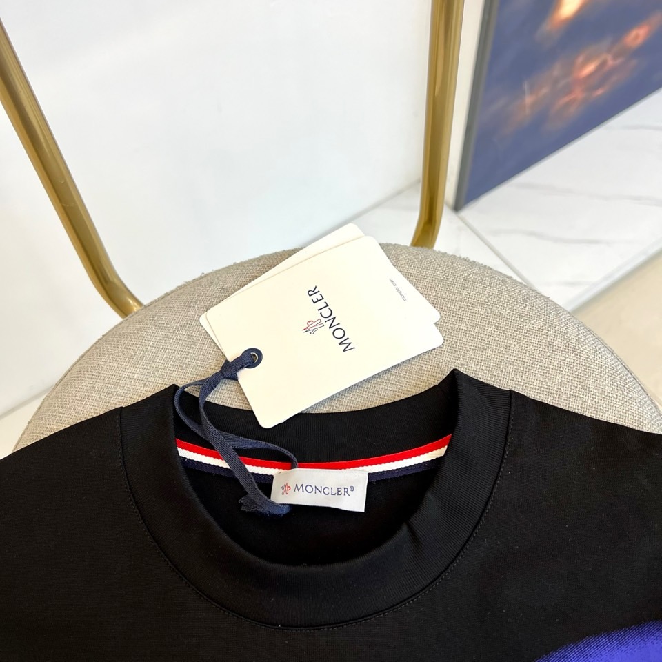 
Mon蒙口、2025FW新品发售，印花徽标logo短袖T恤，面料采用定制240g32支双股精棉平纹高密