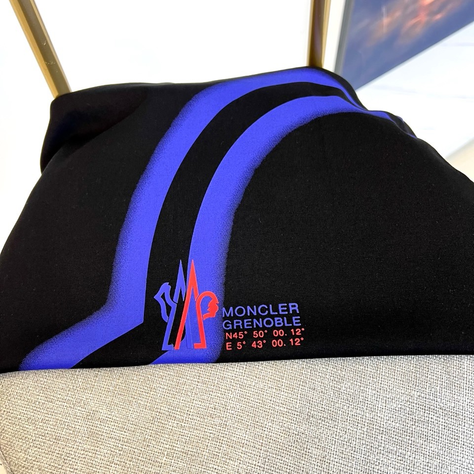 
Mon蒙口、2025FW新品发售，印花徽标logo短袖T恤，面料采用定制240g32支双股精棉平纹高密
