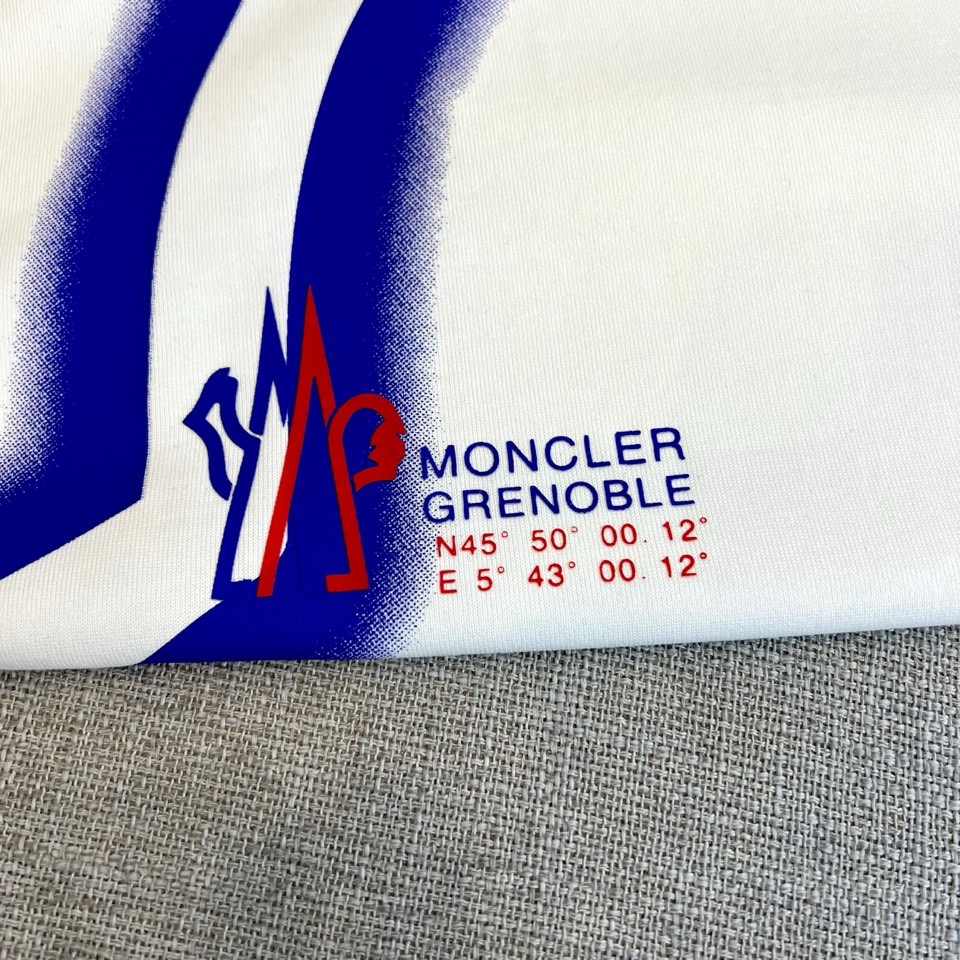 
Mon蒙口、2025FW新品发售，印花徽标logo短袖T恤，面料采用定制240g32支双股精棉平纹高密