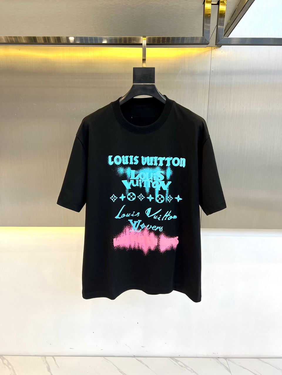 NO:116195,n1v, 2025s spring and summer new logo logo loose and slim casual round neck short-sleeved T-shirt. The overall texture of pure cotton high-subject fabric is extremely comfortable and has excellent skin-friendly effect. The overall loose style configuration is more youthful and sports style, with a grand and outstanding upper body, and the effect is excellent. The combination is more worry-free and effort-saving. Whether it is casual sports or high street travel, you can easily control it!  48-54 (model 173, 143 catties upper body 50 sizes), T-shirt,tees,t-shirt,alexander wang19860909n1v、2025s春夏新款新标字母logo宽松显瘦休闲圆领短袖t恤.纯棉高支数面料整体的触感极为舒适,亲肤效果也是极佳.整体宽松的版型配置,更具青春运动风格,上身大气出彩,效果极佳,搭配更是省心省力,无论是休闲运动还是高街出行,都能轻松驾驭！48-54（模特173,143斤上身50码）,,T-shirt,tees，t-shirt,alexander wang,Men's clothing