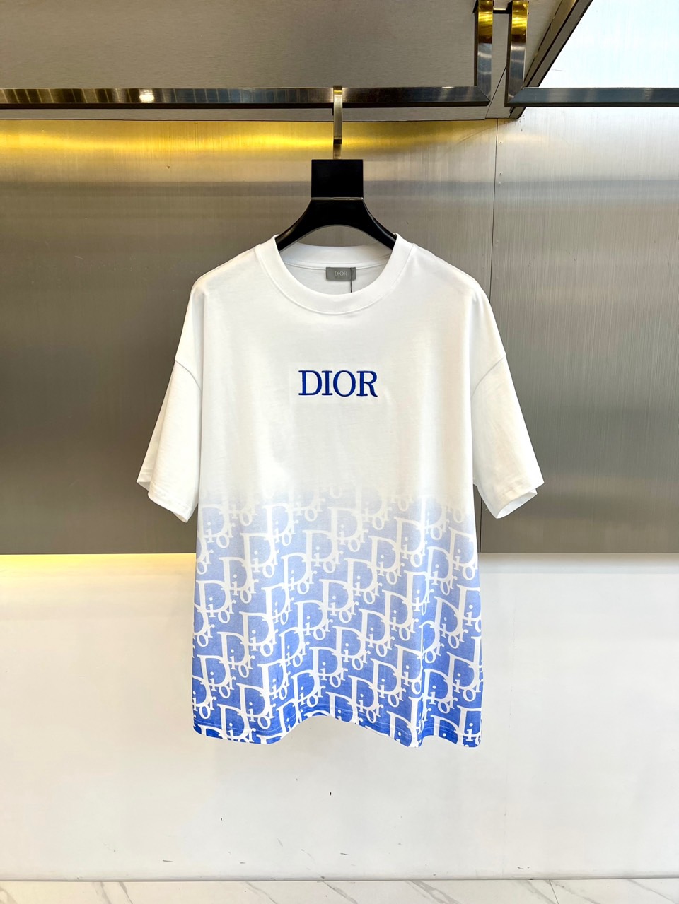 NO:116169,Dio, 2025 early spring hand-painted printed logo badge round neck short-sleeved T-shirt. Customer-supplied worsted knitted cotton fabric, with smooth texture and delicate texture, light and refreshing, and a cutting process that combines both inside and outside, always maintains a perfect shape. The unique hand-painted logo print interprets the unrestrained free soul, representing the trendy brand design charm that keeps pace with the times, using exquisitely controlled painted glue, full of craftsmanship. A new layer of woven hand-painted brush glue splashing graffiti is a craft show, with extremely high precision!  XS-L (model 173, 143 catties upper body S size), dior, dior, T-shirt, tees, t-shirt, alexander wang19860909Dio迪奥、2025早春手绘印花标识徽章圆领短袖T恤.客供精纺针织棉面料,手感质感顺滑细腻,轻薄透爽,内外兼具的裁剪工艺,时刻保持足够完美的造型.别具一格的手绘logo印花演绎无拘无束的自由灵魂代表与时俱进的潮流品牌设计魅力运用精控彩绘刷胶制作,工艺感十足.全新层次分明机织手绘刷胶泼墨涂鸦实属工艺秀作,精细度极高！XS-L（模特173,143斤上身S码）,,dior,dior,T-shirt,tees，t-shirt,alexander wang,Men's clothing