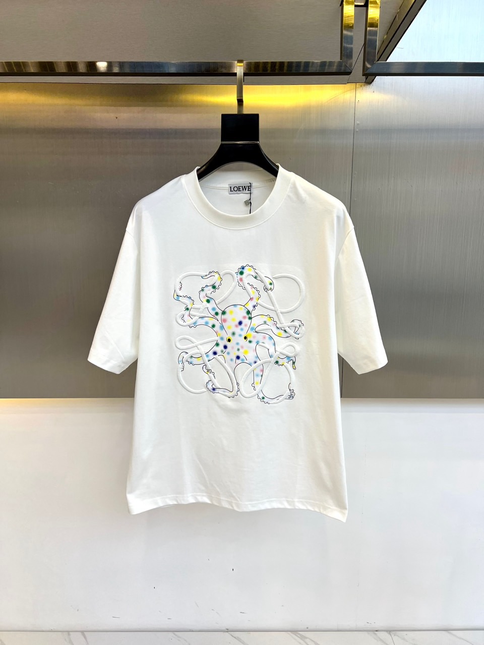 NO:116172,Lowe, 25 spring and summer men's round neck embroidered logo short-sleeved T-shirt, oxygen-rich ice cotton jersey loose round neck short-sleeved T-shirt, pure cotton high-count textured line fabric, the overall touch is extremely comfortable, close to the body and cool, and the skin-friendly effect is also excellent. The overall loose style configuration is more youthful and sporty, and the upper body is atmospheric, with excellent effect, and the combination is even more worry-free and effort-saving. Whether it is leisure sports or high street travel, you can easily control it!  S-XL (model 173, 143 catties upper body M size), loewe, T-shirt, tees, t-shirt, alexander wang19860909Lowe罗意威、25春夏男士圆领刺绣logo短袖T恤,富氧冰棉平纹针织宽松版型圆领短袖t恤,纯棉高支数纹理线条面料,整体的触感极为舒适,贴身自带凉感,亲肤效果也是极佳.整体宽松的版型配置,更具青春运动风格,上身大气出彩,效果极佳,搭配更是省心省力,无论是休闲运动还是高街出行,都能轻松驾驭！S-XL（模特173,143斤上身M码）,,loewe,T-shirt,tees，t-shirt,alexander wang,Men's clothing