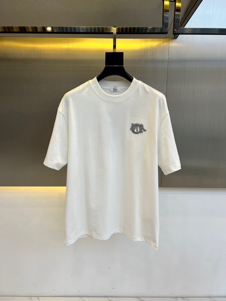 NO:116181,Dio and 25s new round neck short-sleeved T-shirt, all cotton material is breathable and comfortable, full of texture, loose short-sleeved T-shirt cut to highlight the brand style, made of high-weight pure cotton, slightly elastic, giving a slimming visual effect, chest pattern embroidery logo outlines the brand logo and echoing the atmosphere of the New Year's zodiac. S-XL (model 173, 143 jin upper body M size), dior, dior, T-shirt, tees, t-shirt, alexander wang19860909Dio迪奥、25s新品圆领短袖T恤,全棉材质透气舒适,质感十足,宽松短袖T恤裁剪 凸显品牌格调,采用高克重纯棉制成,略带有弹力,呈现显瘦视觉效果,胸前图案刺绣logo勾勒出品牌徽标 同时呼应新年生肖氛围.S-XL（模特173,143斤上身M码）,,dior,dior,T-shirt,tees，t-shirt,alexander wang,Men's clothing