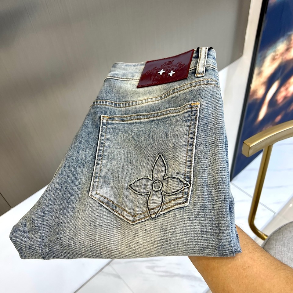 NO:116188,1v. 2025 spring and summer new men's five-pocket jeans, the fabric contains leica leica fiber, which moves with you, is loyal to the original shape, incorporates elastic fiber, pure green and pollution-free cotton, it feels comfortable and slightly elastic, and the upper body has no sense of restraint. The overall solid color is simple, and there is only the same color embroidery logo on the back pocket, and the brand elements are very strong. The classic jeans five-pocket style The thickness of the fabric is moderate, comfortable and breathable, and the three-dimensional tailoring is a slightly slim-fitting style. It is easy to wear and versatile, and is compatible with various outfit types!  29-38 (no 37), jeans,alexander wang198609091v、2025春夏新款男士五口袋牛仔裤,面料含有莱卡莱卡纤维,随身而动,忠于原有衣形,融入弹力纤维,纯绿色无污染的棉花,手感舒适微微有弹力,上身没有束缚感,整体纯色简洁设计,只在后口袋处有同色系标志绣标,品牌元素极强.经典牛仔裤五口袋的款式 面料厚度是适中,舒适透气,立体剪裁整体略修身,基础好穿又百搭的一款牛仔裤装,兼容各种穿搭类型！29-38（无37）,,jeans,alexander wang,Men's clothing