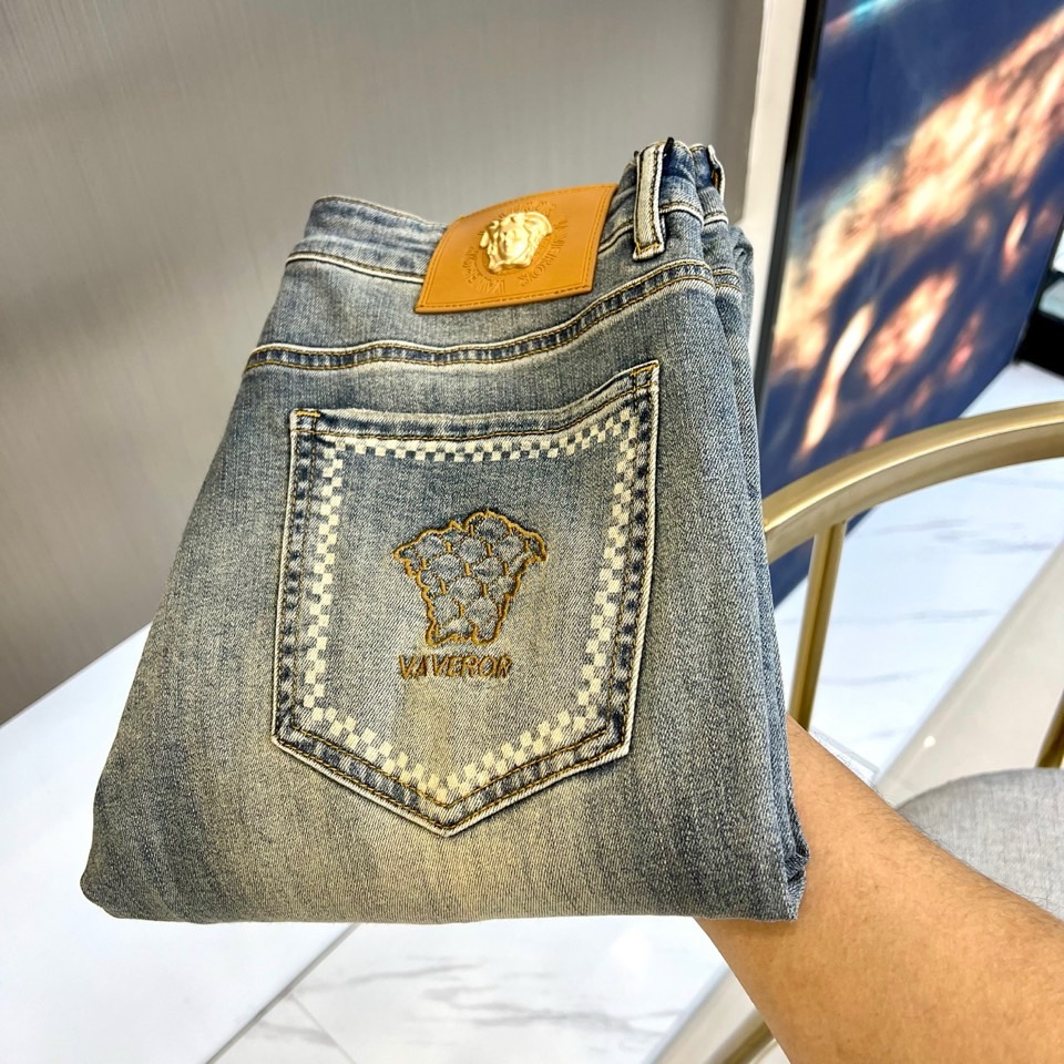 NO:116191,Vers Versace, 2025 spring and summer new spring thin jeans, luxurious leather hardware, handsome high-end light luxury classic slim fit small straight-piece cut design for men's board, full of tone, super stylish, simple and comfortable!  The touch is delicate and the thickness is also designed in spring and summer thin styles. It is super soft and breathable, just suitable for this season. It is very high-end and has a rich design sense. The upper body effect is very good!  29-38 (no 37), versace, versace, jeans, alexander wang19860909Vers范思哲、2025春夏新品春装薄款牛仔裤,奢华感十足皮标五金,帅气高端轻奢经典修身小直筒版型裁剪设计男士板型,十足腔调,超有型,简洁舒适！触感细腻,厚度也为春夏薄款设计,超柔和透气,正适合这个时节,非常高档,及其富有设计感,上身效果非常棒！29-38（无37）,,versace,versace,jeans,alexander wang,Men's clothing