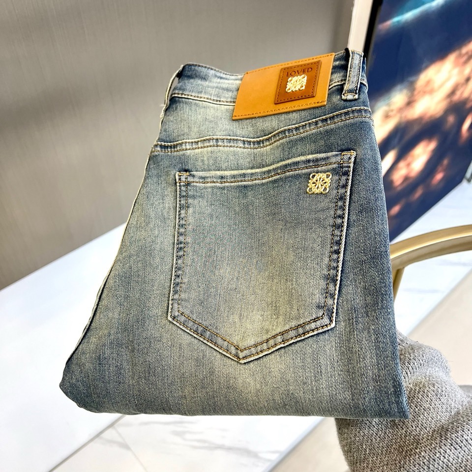 NO:116194,[Spot early in the early spring] Lowe, new casual straight-leg jeans in spring and summer 2025!  The first choice for letter accent!  Highly recommend if you like jeans!  Heavy industry details, look at the pictures carefully, each detail is very exquisite, and has a tuning and tuning color, which looks very good. Customized original logo LOGO waist brand design!  The fabric is made of imported Turkish cotton!  My upper body is not stiff, I highly recommend it if I like his design!  29-38 (no 37), loewe, jeans, alexander wang19860909【早春现货抢先发售】 Lowe罗意威、2025春夏新款休闲小直筒牛仔裤！字母腔调首选！喜欢牛仔裤的强烈推荐！重工细节,细看图片,每一处细节非常精致,而有调调,洗水的颜色,很好看,定制原版标志LOGO腰牌设计！面料采用进口土耳其棉花面料！上身不僵硬,喜欢他家设计的强烈推荐！29-38（无37）,,loewe,jeans,alexander wang,Men's clothing