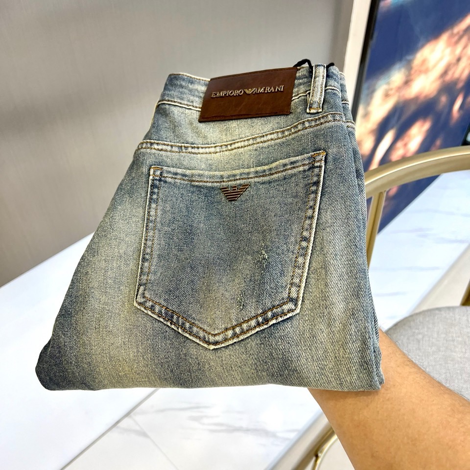NO:116197,Arm Armani, 25s spring and summer fashion wash logo jeans, men's back pocket brand letter embroidered logo slim straight jeans. This trouser is specially designed for imported top 95 cotton 5 spandex daily blended denim fabric. It is light and washed jeans. It has been processed through multiple washing processes, making it very soft and comfortable!  The whole pair of trousers presents a very pleasing and fashionable retro blue effect, and the touch is soft and skin-friendly. It is comfortable and breathable and has a crisp texture. It is a versatile style that can be controlled by commuting all seasons!  29-38 (no 37), Armani,jeans,alexander wang19860909Arm阿玛尼、25s春夏款时尚水洗logo牛仔裤,男士后口袋品牌字母刺绣徽标修身直筒牛仔长裤.此款裤装精选客供进口顶级95棉5氨纶日制混纺牛仔面料制作而成,轻薄水洗牛仔,经多道水洗工艺加工处理,贴身非常绵软舒适！整条裤装呈现出非常养眼时髦的复古蓝色效果,同时手感更是柔软亲肤,着穿舒适透气且不失挺括质感,四季通勤皆可驾驭的百搭款式！29-38（无37）,,armani,jeans,alexander wang,Men's clothing