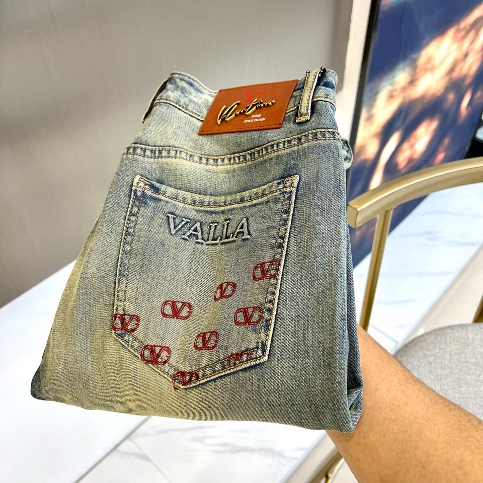 NO:116196,VT Valentino, 2025 early spring new style, men's red-eared tannin light blue jeans, SKINNY's small straight-leg style, a single item specially designed for spring and summer, classic five-pants, customer-supplied tannin, thin and soft material, extremely slim horizontal elasticity, heavy washing, moderate wear marks, the upper body effect is super fashionable and versatile, straight and stylish, a must-have in the wardrobe!  Suitable for any occasion. The fabric is stretchy and has high comfort!  29-38 (no 35,37), valentino, jeans, alexander wang19860909VT华伦天奴、2025早春新款,男士赤耳丹宁浅蓝色系牛仔裤,SKINNY的小直筒版型,专为春夏而存在的单品,经典的五袋裤,客供的丹宁,料薄且质软,横向极微弹力,重度水洗,中度磨痕,上身效果超级棒时尚百搭,笔挺有型,衣橱必备！适合任何场合穿着 面料带弹力,舒适度高！29-38（无35,37）,,valentino,jeans,alexander wang,Men's clothing