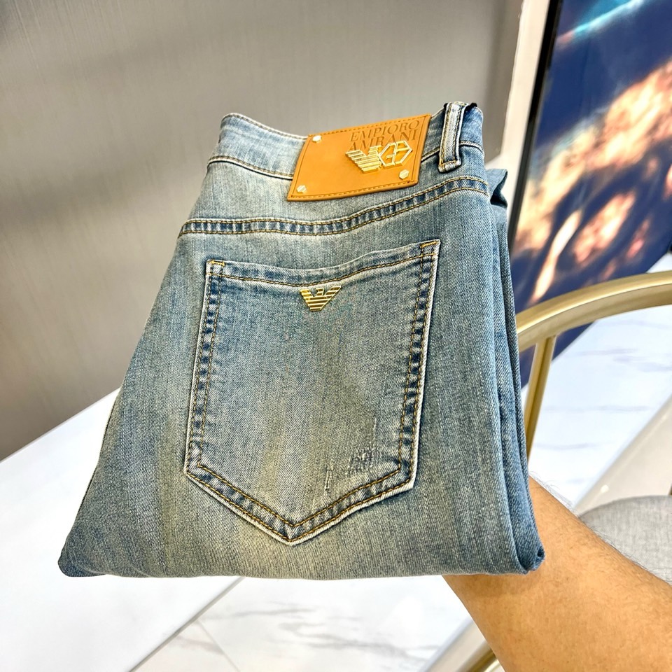 NO:116199,Arm Armani, 25s spring and summer fashion wash logo jeans, men's back pocket brand letter embroidered logo slim straight jeans. This trouser is specially designed for imported top 95 cotton 5 spandex daily blended denim fabric. It is light and washed jeans. It has been processed through multiple washing processes, making it very soft and comfortable!  The whole pair of trousers presents a very pleasing and fashionable retro blue effect, and the touch is soft and skin-friendly. It is comfortable and breathable and has a crisp texture. It is a versatile style that can be controlled by commuting all seasons!  29-38 (no 37), Armani,jeans,alexander wang19860909Arm阿玛尼、25s春夏款时尚水洗logo牛仔裤,男士后口袋品牌字母刺绣徽标修身直筒牛仔长裤.此款裤装精选客供进口顶级95棉5氨纶日制混纺牛仔面料制作而成,轻薄水洗牛仔,经多道水洗工艺加工处理,贴身非常绵软舒适！整条裤装呈现出非常养眼时髦的复古蓝色效果,同时手感更是柔软亲肤,着穿舒适透气且不失挺括质感,四季通勤皆可驾驭的百搭款式！29-38（无37）,,armani,jeans,alexander wang,Men's clothing