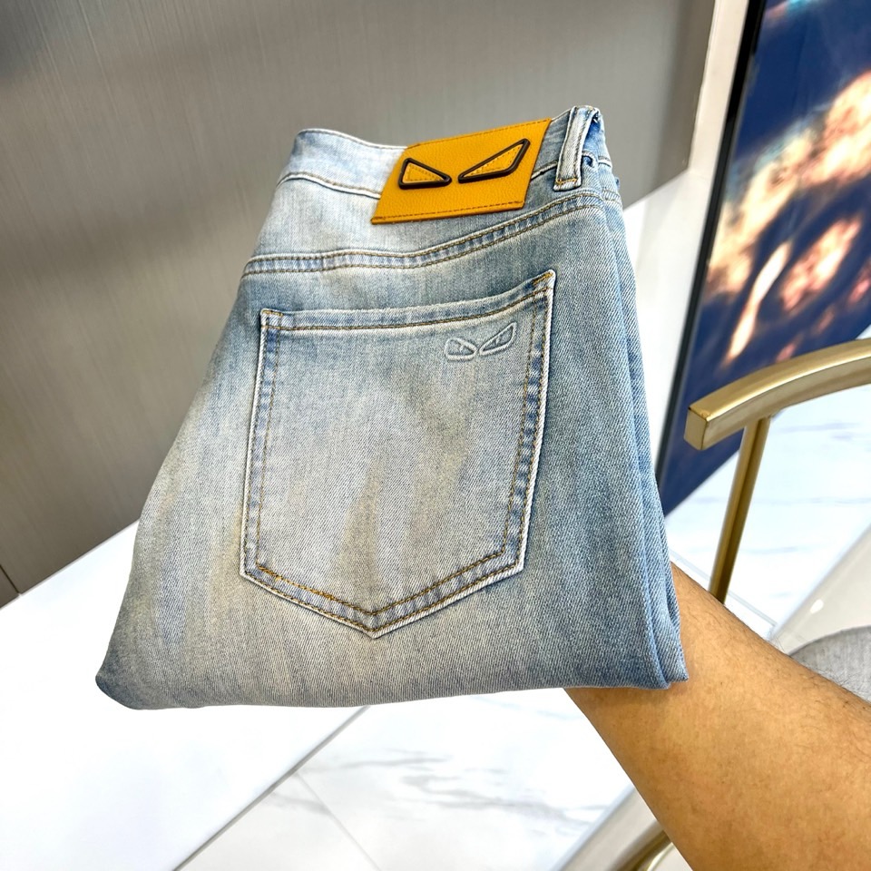 NO:116201,Fend Fendi, 2025 spring and summer fashion wash logo jeans, men's back pocket brand Little Monster logo slim straight jeans. This trousers are selected from imported top 95 cotton 5 spandex daily blended denim fabric. They are light and washed jeans. They are processed through multiple washing processes, and are very soft and comfortable in close body!  The whole pair of trousers presents a very pleasing and fashionable retro blue effect, and the touch is soft and skin-friendly. It is comfortable and breathable and has a crisp texture. It is a versatile style that can be controlled by commuting all seasons!  29-38 (no 37), fendi, fendi, jeans, alexander wang19860909Fend芬迪、2025春夏款时尚水洗logo牛仔裤,男士后口袋品牌小怪兽徽标修身直筒牛仔长裤.此款裤装精选客供进口顶级95棉5氨纶日制混纺牛仔面料制作而成,轻薄水洗牛仔,经多道水洗工艺加工处理,贴身非常绵软舒适！整条裤装呈现出非常养眼时髦的复古蓝色效果,同时手感更是柔软亲肤,着穿舒适透气且不失挺括质感,四季通勤皆可驾驭的百搭款式！29-38（无37）,,fendi,fendi,jeans,alexander wang,Men's clothing