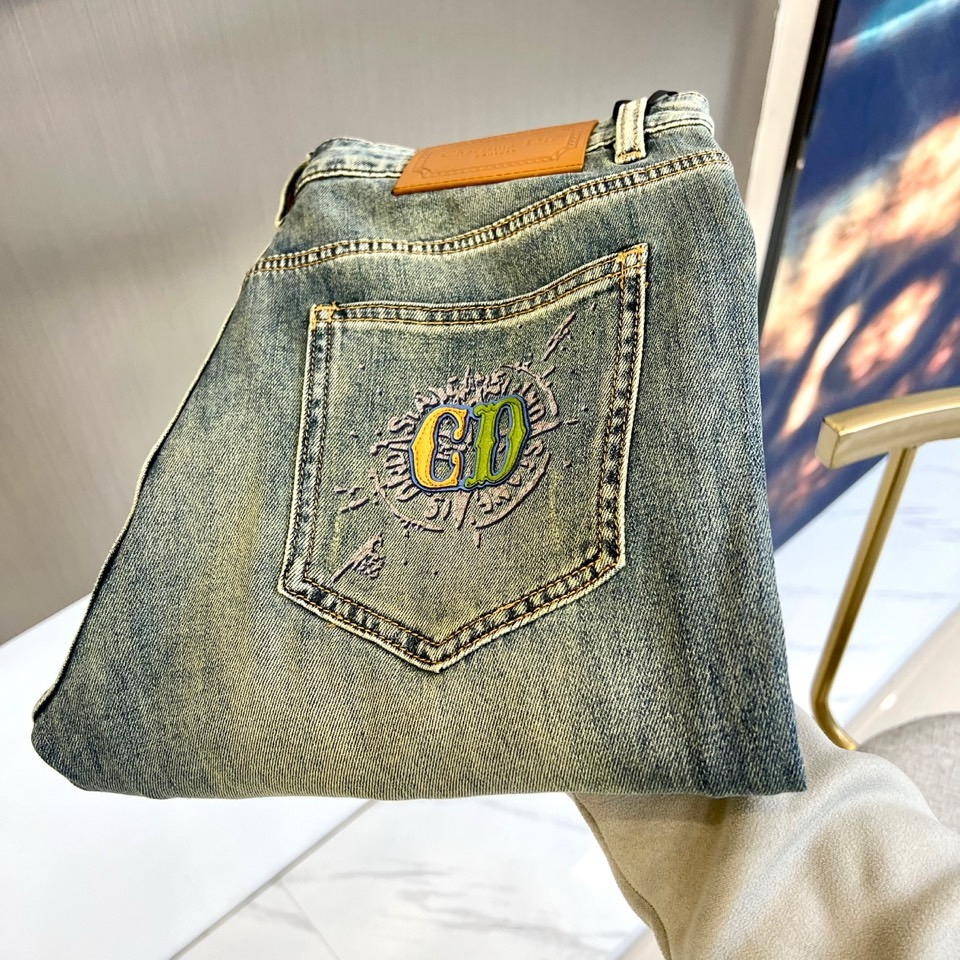 NO:116203,Dio, 2025 spring and summer new color label series!  Men's original single heavyweight limited edition denim soft cloth jeans, foreign products from Hong Kong trading company, high-end Italian original products, a relatively versatile tannin, the purest original color, no complicated craftsmanship to make gimmicks, the vision is very clean, but the hole is heavy and water-washed is extremely eye-catching!  The latest color labels of the season enrich the details, enhance the overall sense of fashion and highlight the brand image!  Customers provide heavy tannins made in Japan, retaining the original color effect of indigo tannins. The details are rich, and the details are very light and luxurious and high-end. They are ingenious and unique, and they appreciate their unique craftsmanship charm!  The style is perfectly tailored, and the hip lifting is excellent in slimming and slimming!  30-38 (no 37), dior,dior,jeans,alexander wang19860909Dio迪奥、2025春夏新品彩标系列！男士原单重磅限量丹宁软布牛仔裤,香港贸易公司洋行货,高端意大利原产出品,比较百搭的一款丹宁,最纯粹的原色调,通体无复杂工艺做噱头,视觉非常干净,唯独破洞重水洗极为抢眼！当季最新彩标 丰富了细节,提升了整体的时尚感及凸显了品牌形象！客供日本制重磅丹宁,保留了靛蓝色丹宁的原色效果,细节元素各自丰富,细品非常轻奢且高级,匠心独具,领略其独特的工艺魅力！版型剪裁完美,提臀修身显瘦效果极佳！ 30-38（无37）,,dior,dior,jeans,alexander wang,Men's clothing