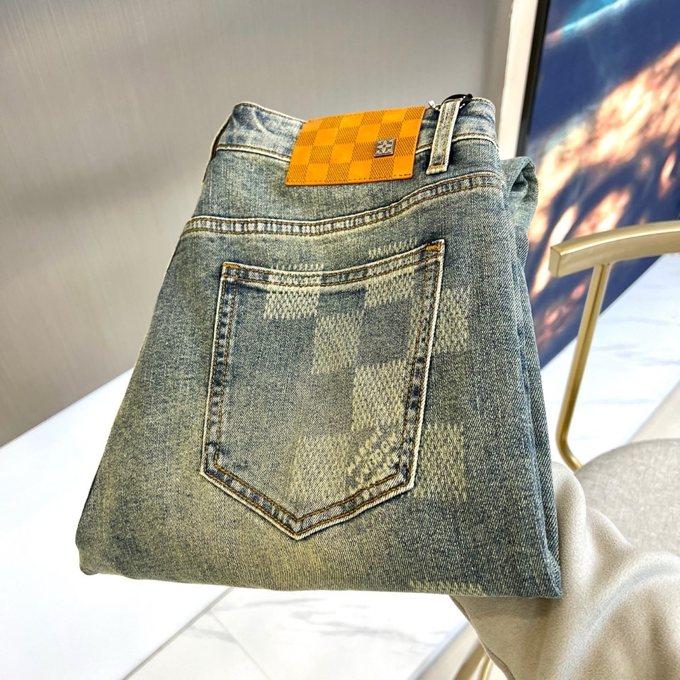 NO:116205,1v Vuitton, 2025 spring and summer new product series!  Men's original single heavyweight limited edition denim soft cloth jeans, foreign products from Hong Kong trading company, high-end Italian original products, a relatively versatile tannin, the purest original color, no complicated craftsmanship to make gimmicks, the vision is very clean, but the hole is heavy and water-washed is extremely eye-catching!  The latest color labels of the season enrich the details, enhance the overall sense of fashion and highlight the brand image!  Customers provide heavy tannins made in Japan, retaining the original color effect of indigo tannins. The details are rich, and the details are very light and luxurious and high-end. They are ingenious and unique, and they appreciate their unique craftsmanship charm!  The style is perfectly tailored, and the hip lifting is excellent in slimming and slimming!  30-38 (no 37), jeans,alexander wang198609091v威登、2025春夏新品系列！男士原单重磅限量丹宁软布牛仔裤,香港贸易公司洋行货,高端意大利原产出品,比较百搭的一款丹宁,最纯粹的原色调,通体无复杂工艺做噱头,视觉非常干净,唯独破洞重水洗极为抢眼！当季最新彩标 丰富了细节,提升了整体的时尚感及凸显了品牌形象！客供日本制重磅丹宁,保留了靛蓝色丹宁的原色效果,细节元素各自丰富,细品非常轻奢且高级,匠心独具,领略其独特的工艺魅力！版型剪裁完美,提臀修身显瘦效果极佳！ 30-38（无37）,,jeans,alexander wang,Men's clothing
