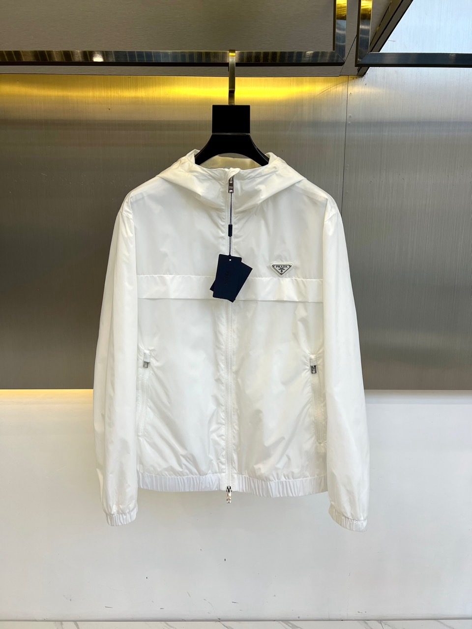 NO:116207,[Spot early in the early spring] Prad Pula, 2025 spring and summer casual hooded jacket, the latest fashionable casual zipper jacket, this jacket is made of light and thin technical fabrics specially customized by P home. The surface is neat and smooth and shiny. The texture is obvious through the screen. The upper body is comfortable, light and not stuffy, perfectly improving the overall luxury and class, and the high-end luxury atmosphere can be obtained at a glance! Basically, regular jacket style cut, the upper body is versatile and simple, and it is easy to deal with various occasions and environments. It is undoubtedly a must-have item for daily commuting!  48-56 (model 173, 143 catties upper body 50 sizes), prada, prada, jackets & coats, jackets & coats, hats, alexander wang19860909【早春现货抢先发售】 Prad普拉、2025春夏休闲连帽夹克,最新时尚休闲拉链夹克,此款夹克外套选用了P家专业定制的轻薄科技面料制成,表面整洁光滑且富有光泽,质感透过屏幕都显而易 见,上身舒适轻盈不闷热,完美提升了整体的奢华档次感,一眼就能Get到的高端奢华气息!基础常规的夹克版型裁剪,上身百搭简约不挑人,轻松应对各种场合与环境,属于日常通勤必备的臻品无疑！48-56（模特173,143斤上身50码）,,prada,prada,jackets & coats,jackets & coats,hats,alexander wang,Men's clothing