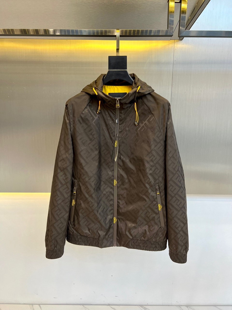 NO:116209,FENDI/Fendi, men's latest logo for spring and summer 2025 double FF hooded jacket. Custom imported polyester fabric, smooth and soft, light and comfortable upper body, original hardware, latest design elements, latest popular presbyopia hooded drawstring jacket, selected Italian imported polyester fabrics with simple and fashionable design, exquisite double F icons, customized zippers and double F prints are quite good!  The carmaker is neatly wired, with edges inside, original mold opening hardware and buckles, and is always fashionable and modern style. It is eye-catching and not exaggerating!  Fashionable, versatile and durable!  48-56 (model 173, 143 catties upper body 50 sizes), fendi, fendi, jackets & coats, jackets & coats, hats, alexander wang19860909FENDI/芬迪、男士2025春夏最新logo双FF连帽夹克外套.定制进口聚酯纤维面料,手感顺滑柔软,上身轻盈舒适,原版五金,最新设计元素,最新爆款老花连帽抽绳外套,精选意大利进口聚酯纤维面料搭配简约时尚的设计,精致双F图标和定制拉链及双F印花相当赞！车工走线整齐,内里包边,原版开模五金、扣饰,一贯时尚高街摩登Style 惹眼又不浮夸！时尚百搭耐穿！48-56（模特173,143斤上身50码）,,fendi,fendi,jackets & coats,jackets & coats,hats,alexander wang,Men's clothing