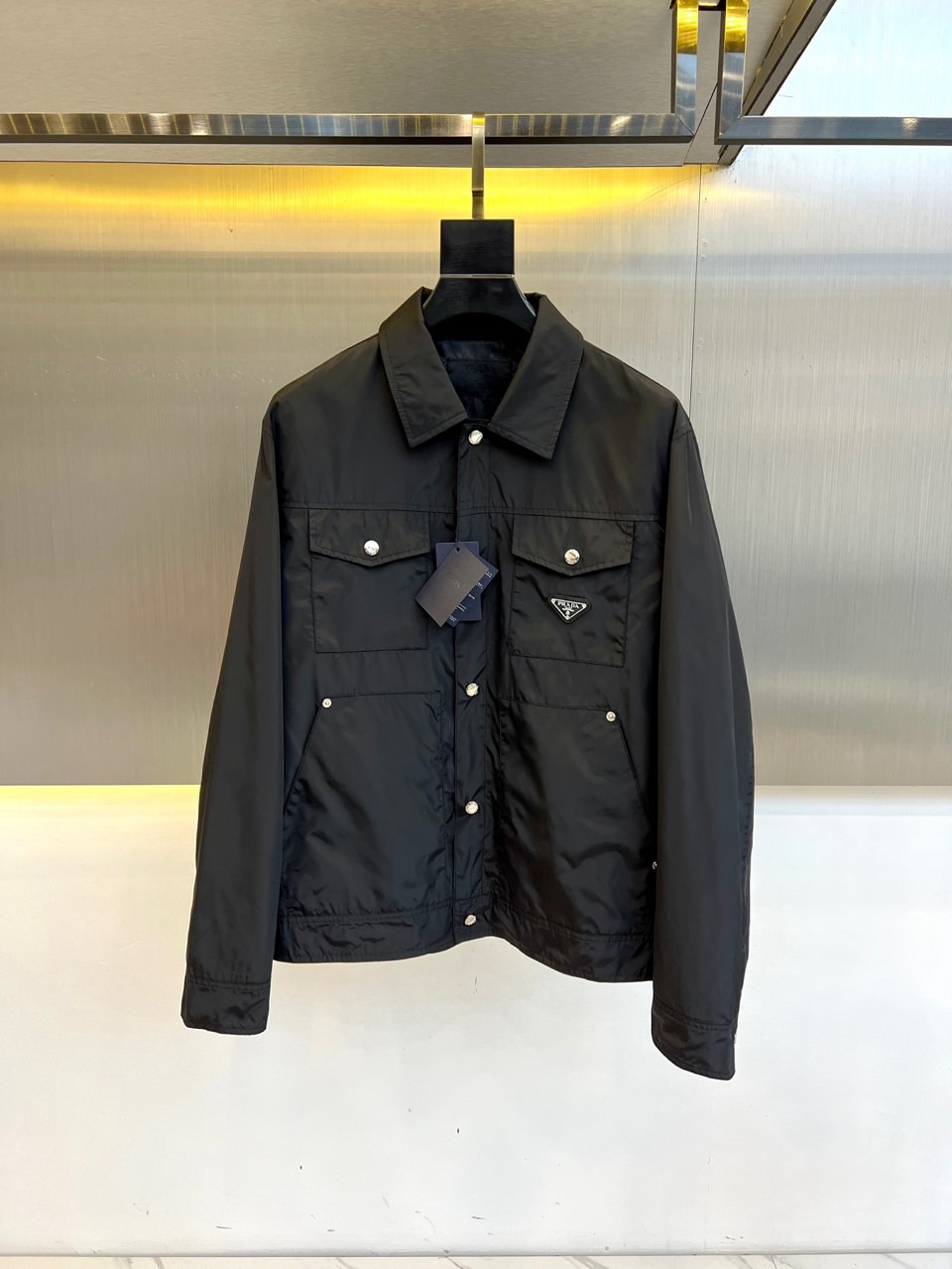 NO:119196,Prad - 2025 spring and summer new lapel franc metal triangle jacket. P home men's Re-Nylon recycled nylon jacket, efficient, long-lasting, waterproof and breathable, with particularly obvious tear-proof performance!  The jacket has a simple and elegant style, light and comfortable style, and the exquisite craftsmanship reflects the unique characteristics of the brand. The unique logo of the left shoulder brand is extremely recognizable!  Zippers are also exclusively customized high-quality metal zippers, simple and atmospheric, both business and casual. 48-56 (model 173, 143 catties upper body 50 sizes), prada, prada, jackets & coats, jackets & coats, alexander wang19860909Prad普拉-2025春夏新款翻领法郎金属三角标夹克外套.P家男士Re-Nylon 再生尼龙夹克外套,高效持久防水透气,防撕裂性能效果尤为明显！夹克版型简约大气,轻便舒适,处处精悍的工艺体现品牌独有的特点,左肩品牌独有logo,辨识度极高！拉链也是独家定制而成的高质感金属拉链,简约大气,商务休闲兼备.48-56（模特173,143斤上身50码）,,prada,prada,jackets & coats,jackets & coats,alexander wang,Men's clothing