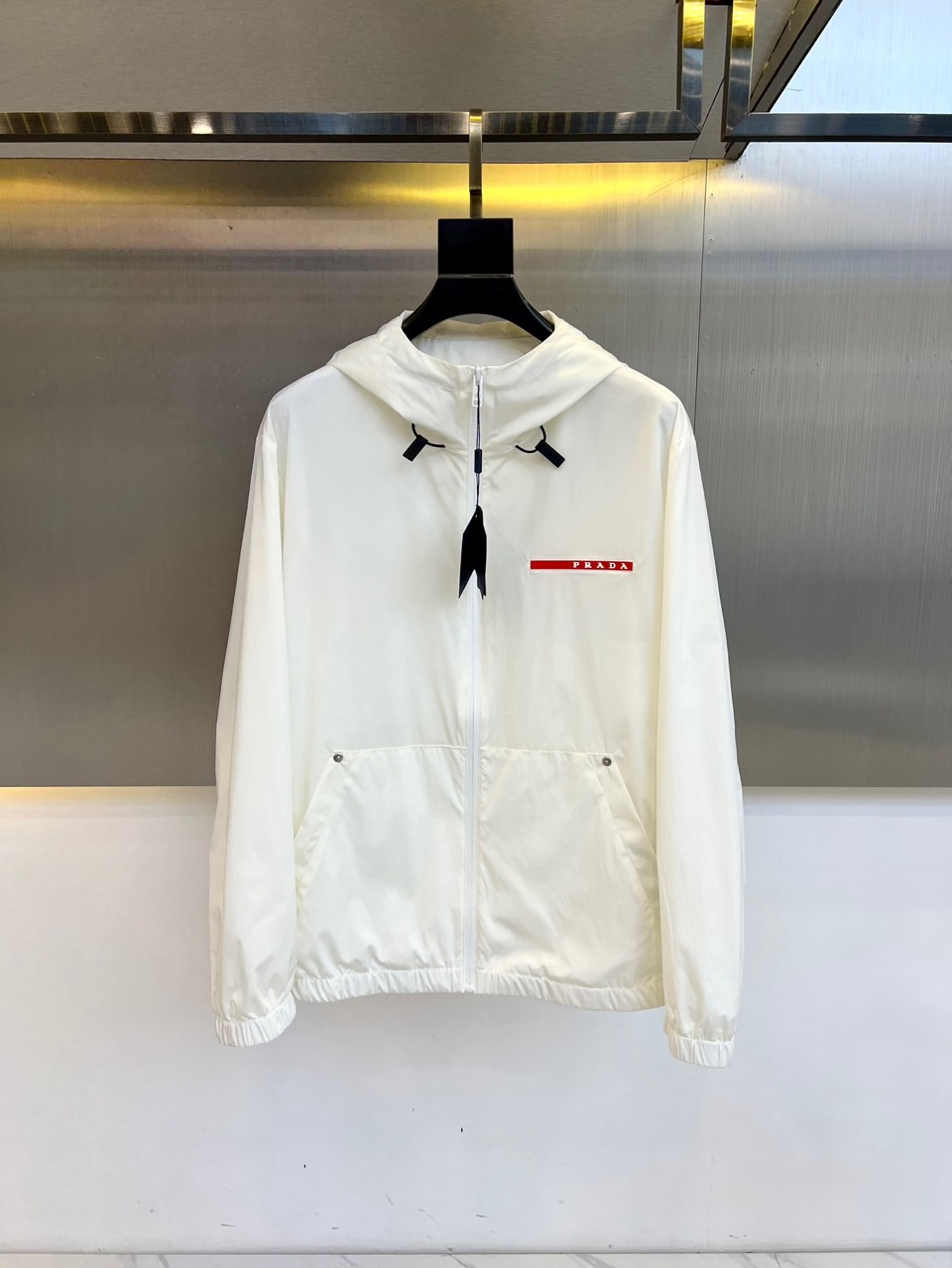 NO:119193,[Selling in early spring] Prad Pula and 2025s are newly released in early spring. The body is made of Re-Nylon recycled nylon with a full industrial feel. The body is made of Re-Nylon recycled nylon with a full industrial feel. It is lightly waterproof and casually matched. The upper body is super fashionable and easy to match. The casual style configuration is not uncomfortable. The new style and tone are even more outstanding!  48-56 (model 173, 140 catties upper body 50 sizes), prada, prada, jackets & coats, jackets & coats, tees, t-shirt, alexander wang19860909【早春现货抢先发售】 Prad普拉、2025s早春最新发售红标夹克外套,衣身选用工业感十足的Re-Nylon再生尼龙打造,衣身选用工业感十足的Re-Nylon再生尼龙打造,轻度防水,随便搭件T恤,上身超时髦,特别的便于搭配,休闲的版型配置,不会不适感,全新风格以及调性更加的出色更加的出众！48-56（模特173,140斤上身50码）,,prada,prada,jackets & coats,jackets & coats,tees，t-shirt,alexander wang,Men's clothing