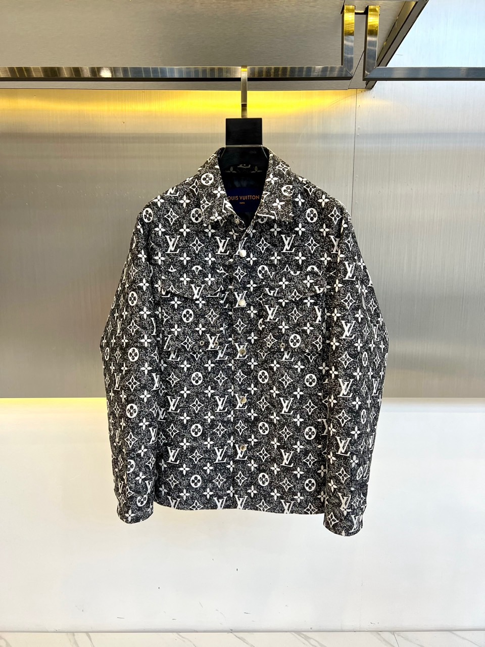 NO:119190,LOUIS VUITTON/Louis, 2025 early spring new jacquard jacket. Hardware details are shipped in full quality!  Customized high-end fabrics are customized, with precision weaving, cotton skin-friendly and breathable, and have a purified luster and wear resistance. They are not easy to deform after wearing for a long time. The style and workmanship are of good quality. The exquisite craftsmanship creates a full flower pattern and the upper body has a great effect!  Suitable for fashionable men's daily outfits. 48-56 (model 173-140 catties upper body 50 sizes), louis vuitton,louis vuitton,jackets & coats,jackets & coats,alexander wang19860909LOUIS VUITTON/路易、2025早春新品提花夹克外套.五金细节全品相出货！客供定制高端面料,织布精密,有着棉的亲肤透气性,又有着涤的光 泽感与耐磨性,久穿而不易变形,版型做工品质都很好,精湛工艺打造满幅老花图案、上身效果超级棒！适合时尚潮男日常出街穿搭.48-56（模特173-140斤上身50码）,,louis vuitton,louis vuitton,jackets & coats,jackets & coats,alexander wang,Men's clothing