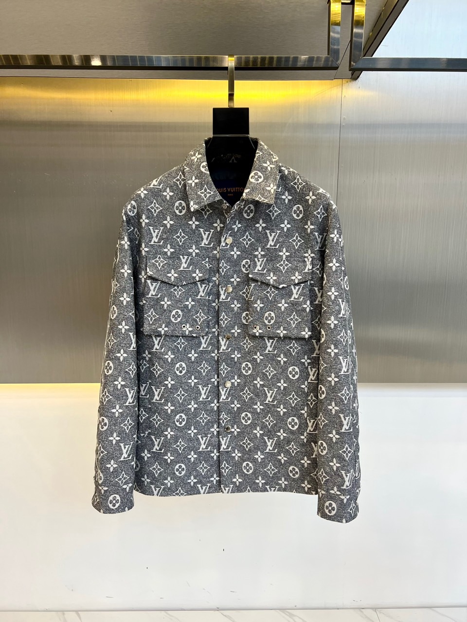 NO:116211,LOUIS VUITTON/Louis, 2025 early spring new jacquard jacket. Hardware details are shipped in full quality!  Customized high-end fabrics are customized, with precision weaving, cotton skin-friendly and breathable, and have a purified luster and wear resistance. They are not easy to deform after wearing for a long time. The style and workmanship are of good quality. The exquisite craftsmanship creates a full flower pattern and the upper body has a great effect!  Suitable for fashionable men's daily outfits. 48-56 (model 173-140 catties upper body 50 sizes), louis vuitton,louis vuitton,jackets & coats,jackets & coats,alexander wang19860909LOUIS VUITTON/路易、2025早春新品提花夹克外套.五金细节全品相出货！客供定制高端面料,织布精密,有着棉的亲肤透气性,又有着涤的光 泽感与耐磨性,久穿而不易变形,版型做工品质都很好,精湛工艺打造满幅老花图案、上身效果超级棒！适合时尚潮男日常出街穿搭.48-56（模特173-140斤上身50码）,,louis vuitton,louis vuitton,jackets & coats,jackets & coats,alexander wang,Men's clothing