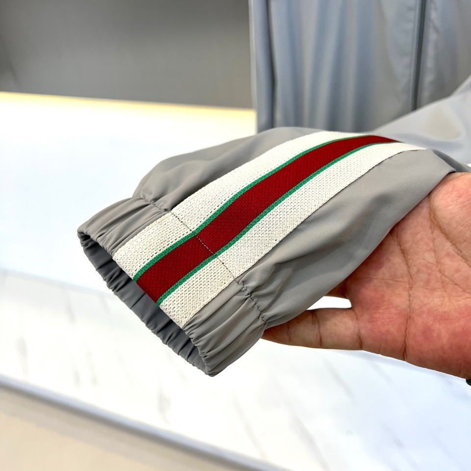 
Gucc古驰、2025s新品发售秋冬男士？连帽夹克外套，专柜定制提花logo面料，定制进口聚酯纤维，手