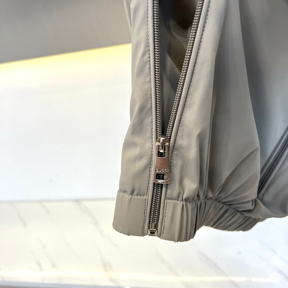 
Gucc古驰、2025s新品发售秋冬男士？连帽夹克外套，专柜定制提花logo面料，定制进口聚酯纤维，手