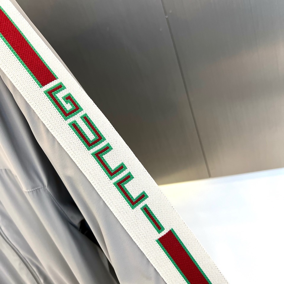 
Gucc古驰、2025s新品发售秋冬男士？连帽夹克外套，专柜定制提花logo面料，定制进口聚酯纤维，手
