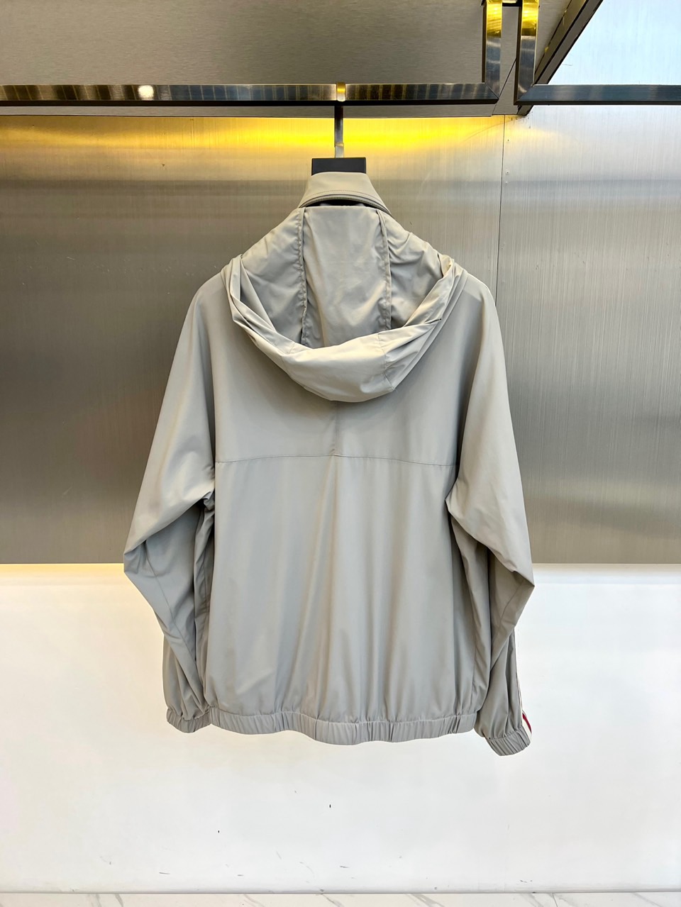 
Gucc古驰、2025s新品发售秋冬男士？连帽夹克外套，专柜定制提花logo面料，定制进口聚酯纤维，手
