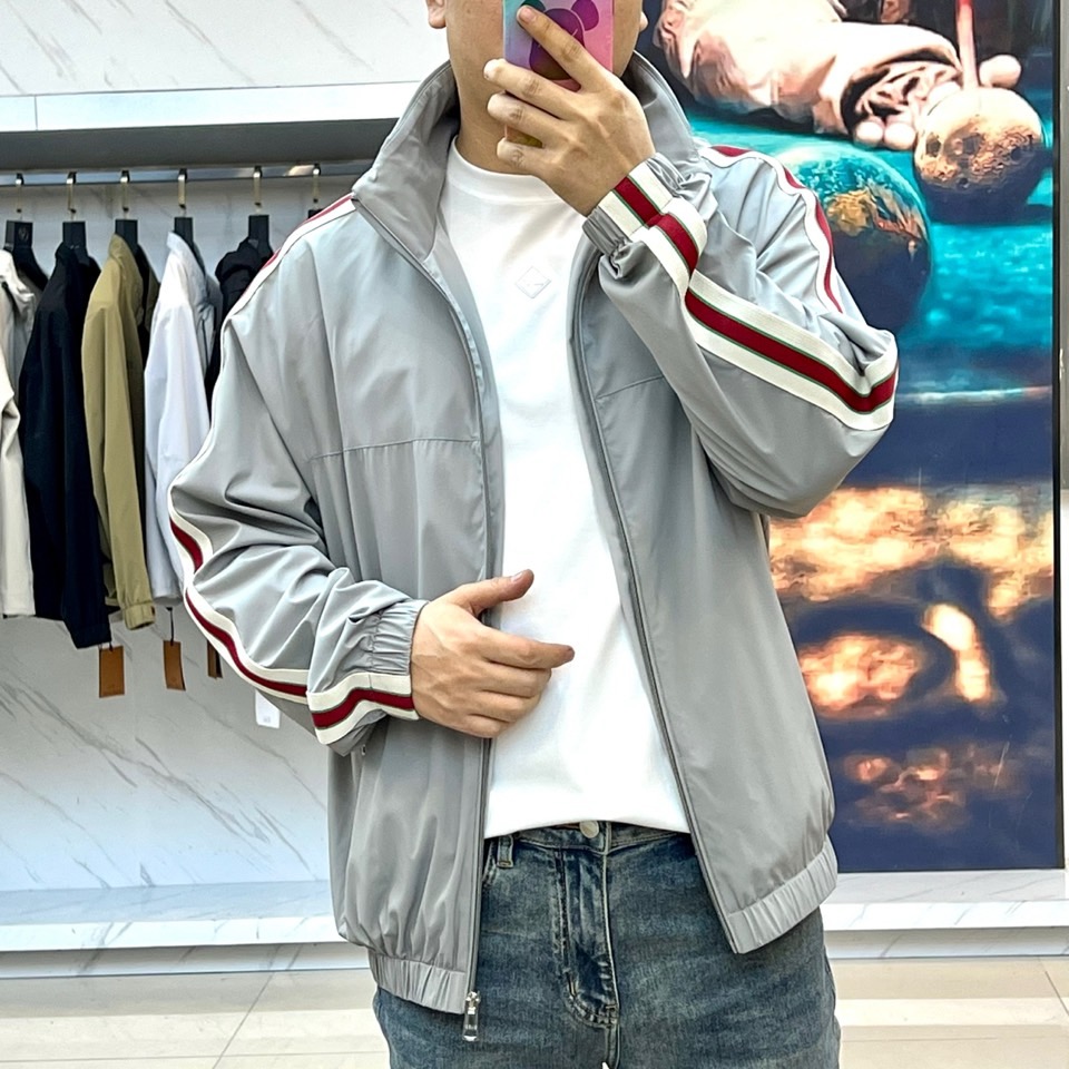 
Gucc古驰、2025s新品发售秋冬男士？连帽夹克外套，专柜定制提花logo面料，定制进口聚酯纤维，手