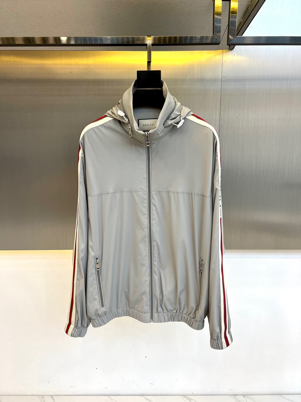 
Gucc古驰、2025s新品发售秋冬男士？连帽夹克外套，专柜定制提花logo面料，定制进口聚酯纤维，手