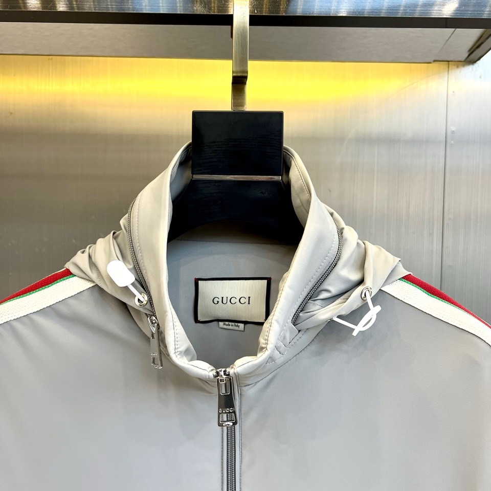 
Gucc古驰、2025s新品发售秋冬男士？连帽夹克外套，专柜定制提花logo面料，定制进口聚酯纤维，手